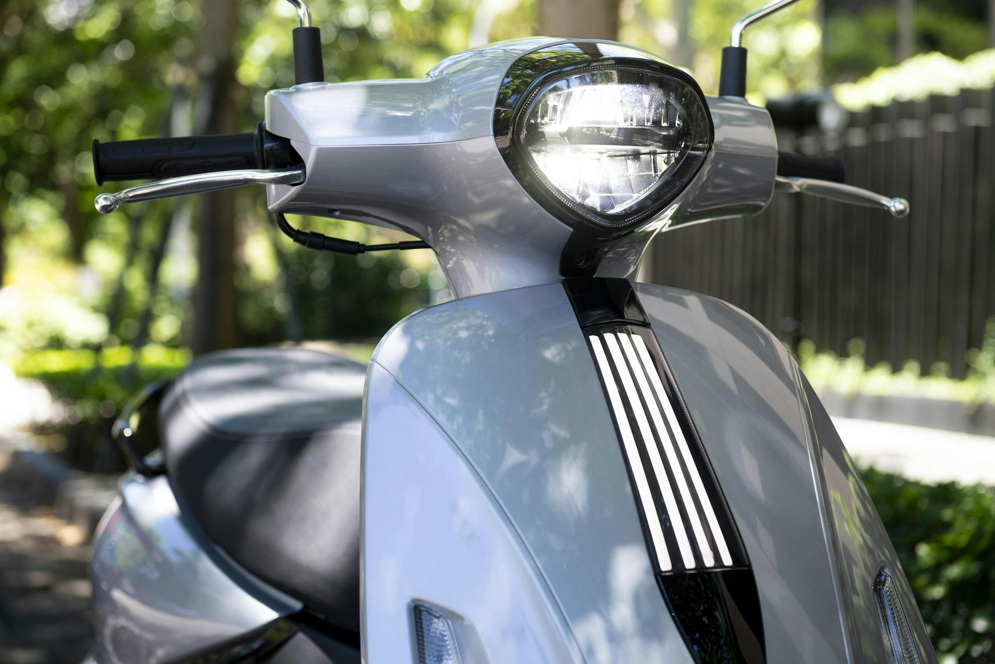 'Vua xe ga' ăn xăng 1,6 lít/100 km được đăng ký tại Việt Nam: ngoại hình đẹp tựa Vespa, trang bị vượt mặt Honda SH160i- Ảnh 1. 'Vua xe ga' ăn xăng 1,6 lít/100 km được đăng ký tại Việt Nam: ngoại hình đẹp tựa Vespa, trang bị vượt mặt Honda SH160i- Ảnh 1.