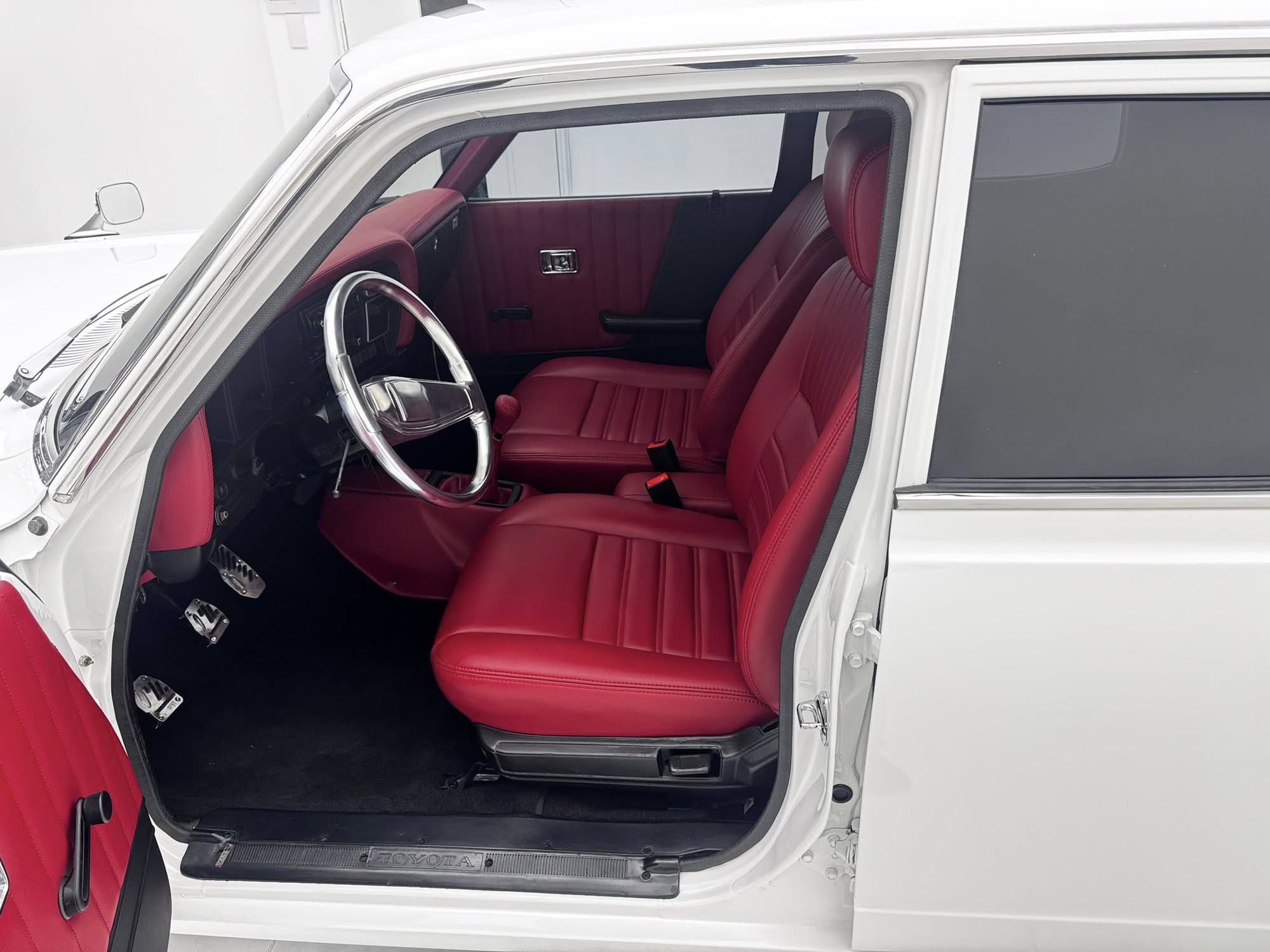 Đỉnh cao độ xe là về zin: Toyota Crown 1975 của ông Đặng Lê Nguyên Vũ như thể mới xuất xưởng, 50 tuổi vẫn mượt mà- Ảnh 5. Đỉnh cao độ xe là về zin: Toyota Crown 1975 của ông Đặng Lê Nguyên Vũ như thể mới xuất xưởng, 50 tuổi vẫn mượt mà- Ảnh 5.