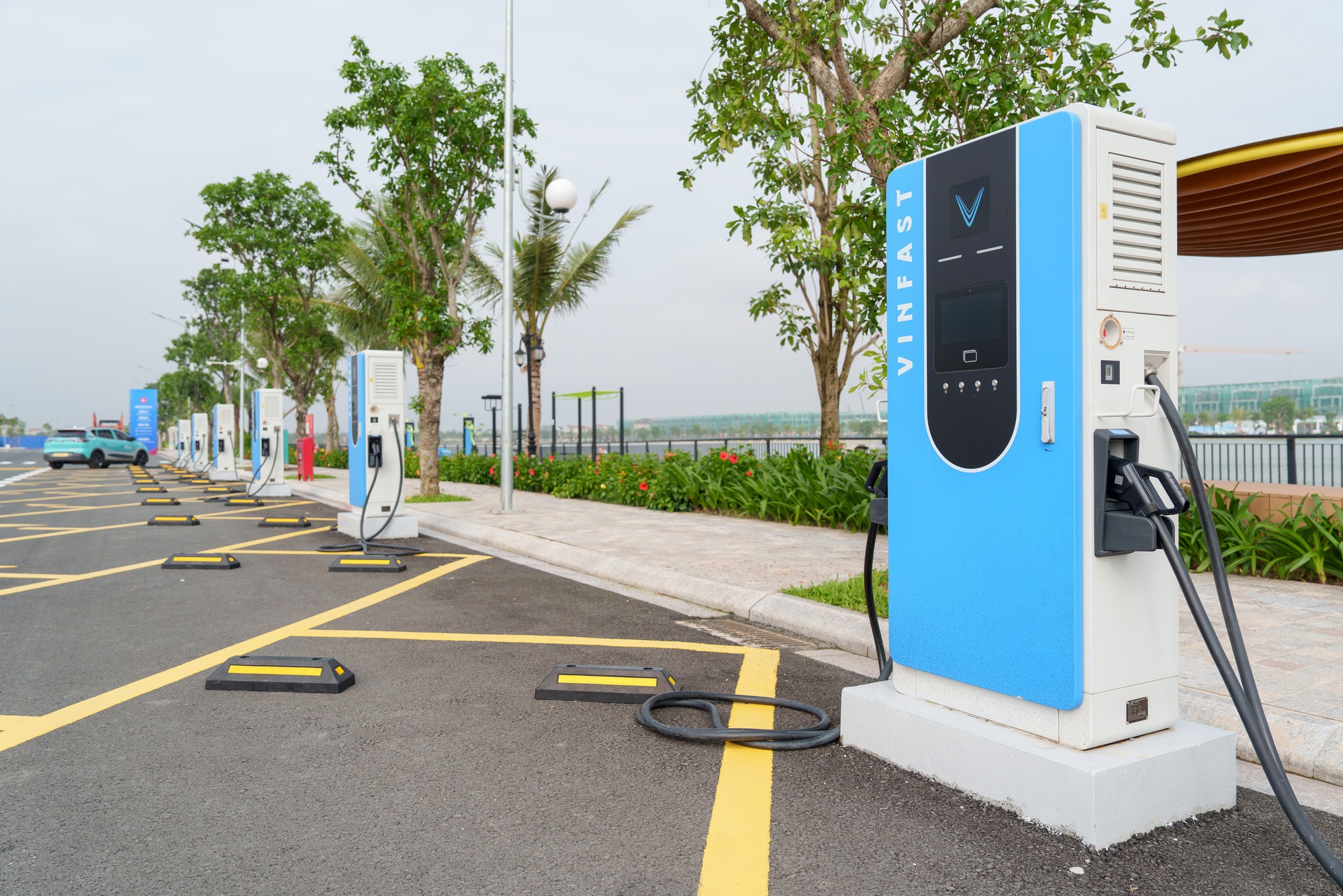 Ông Phạm Nhật Vượng vừa đưa vào vận hành trạm sạc xe điện lớn nhất Việt Nam: Tổng cộng gần 1.200 cổng sạc, toạ lạc ở công trình top 10 thế giới- Ảnh 1. Ông Phạm Nhật Vượng vừa đưa vào vận hành trạm sạc xe điện lớn nhất Việt Nam: Tổng cộng gần 1.200 cổng sạc, toạ lạc ở công trình top 10 thế giới- Ảnh 1.