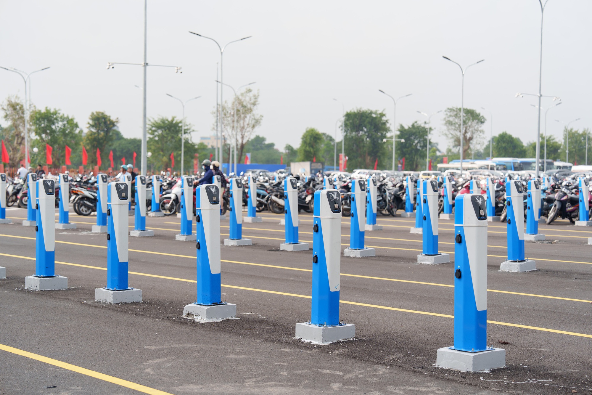 Ông Phạm Nhật Vượng vừa đưa vào vận hành trạm sạc xe điện lớn nhất Việt Nam: Tổng cộng gần 1.200 cổng sạc, toạ lạc ở công trình top 10 thế giới- Ảnh 2. Ông Phạm Nhật Vượng vừa đưa vào vận hành trạm sạc xe điện lớn nhất Việt Nam: Tổng cộng gần 1.200 cổng sạc, toạ lạc ở công trình top 10 thế giới- Ảnh 2.