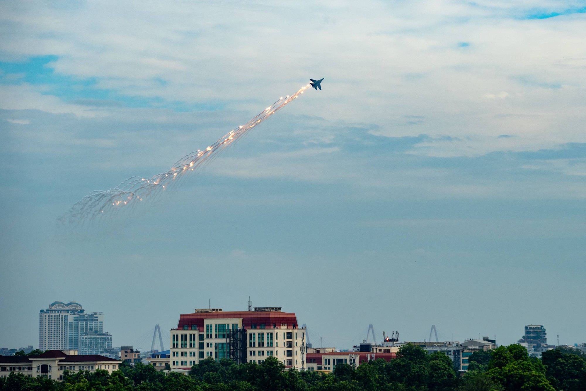 Choáng ngợp hình ảnh Su-30MK2, Yak-130 lần đầu thả bẫy nhiệt và dàn vũ khí, khí tài tại Lễ tổng duyệt A80- Ảnh 3.