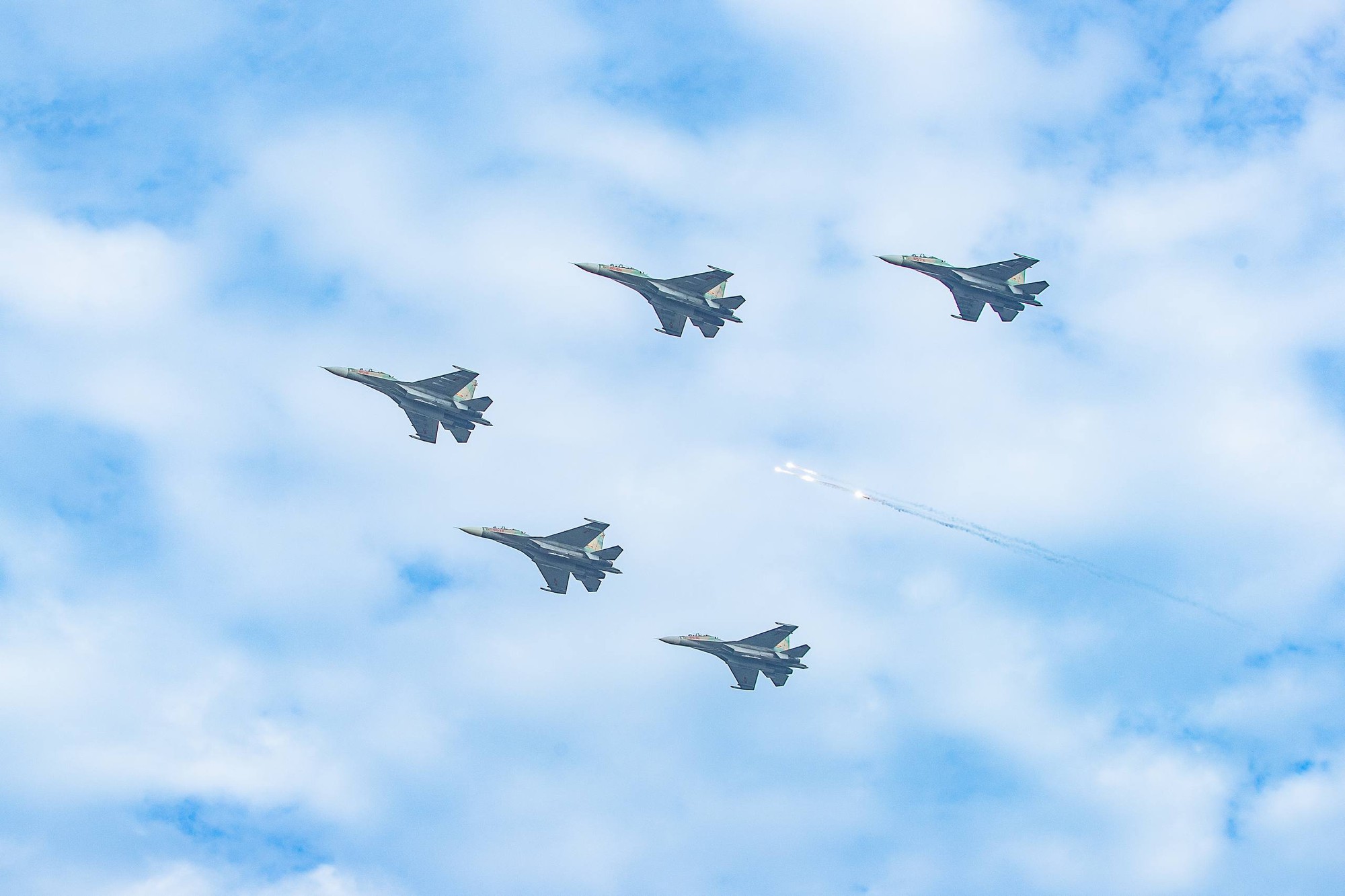 Choáng ngợp hình ảnh Su-30MK2, Yak-130 lần đầu thả bẫy nhiệt và dàn vũ khí, khí tài tại Lễ tổng duyệt A80- Ảnh 2.