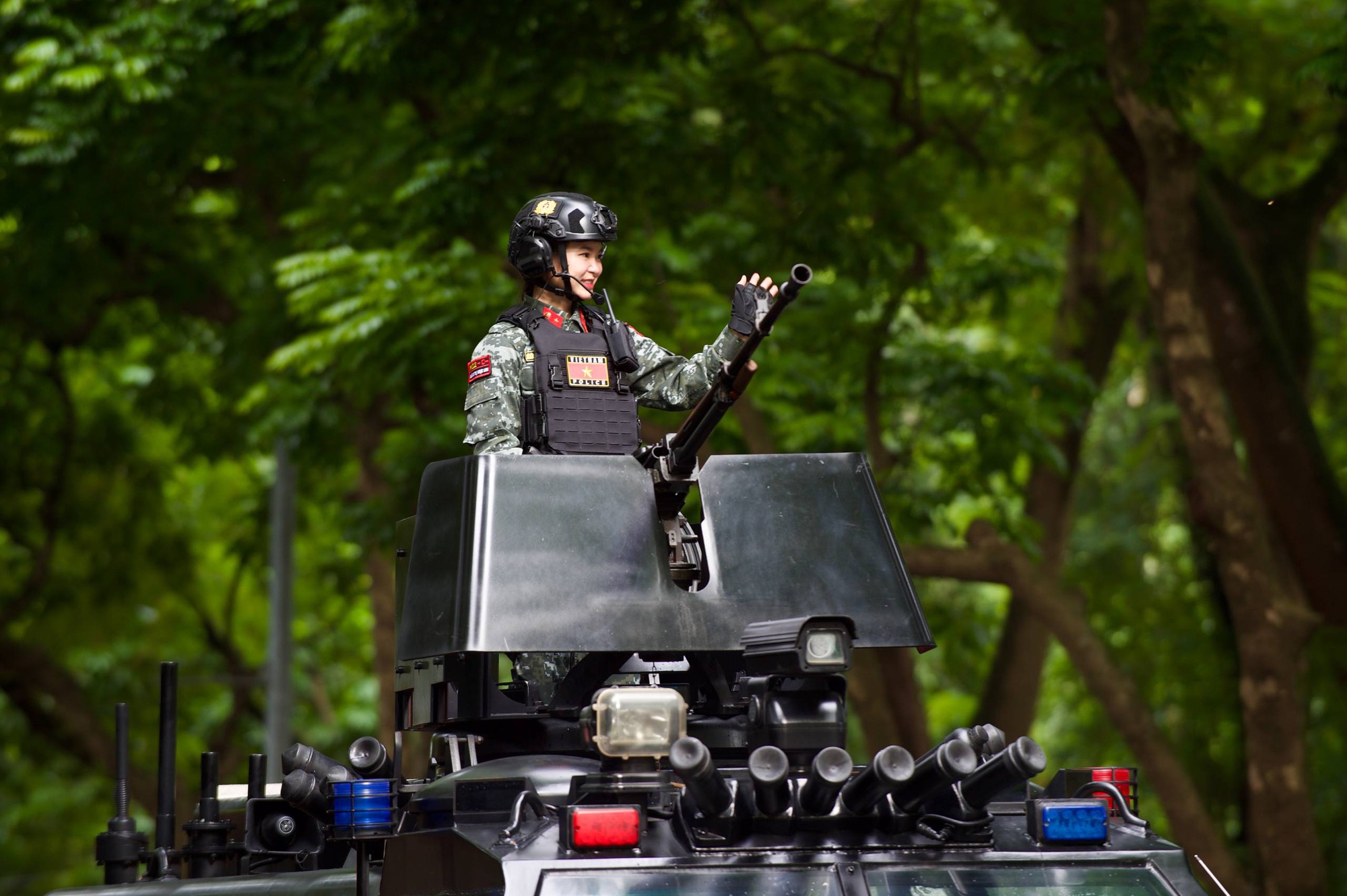 Choáng ngợp hình ảnh Su-30MK2, Yak-130 lần đầu thả bẫy nhiệt và dàn vũ khí, khí tài tại Lễ tổng duyệt A80- Ảnh 9.