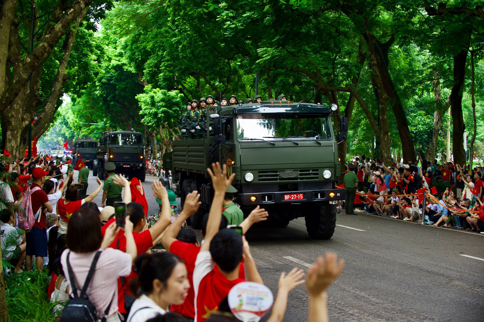 Choáng ngợp hình ảnh Su-30MK2, Yak-130 lần đầu thả bẫy nhiệt và dàn vũ khí, khí tài tại Lễ tổng duyệt A80- Ảnh 7.