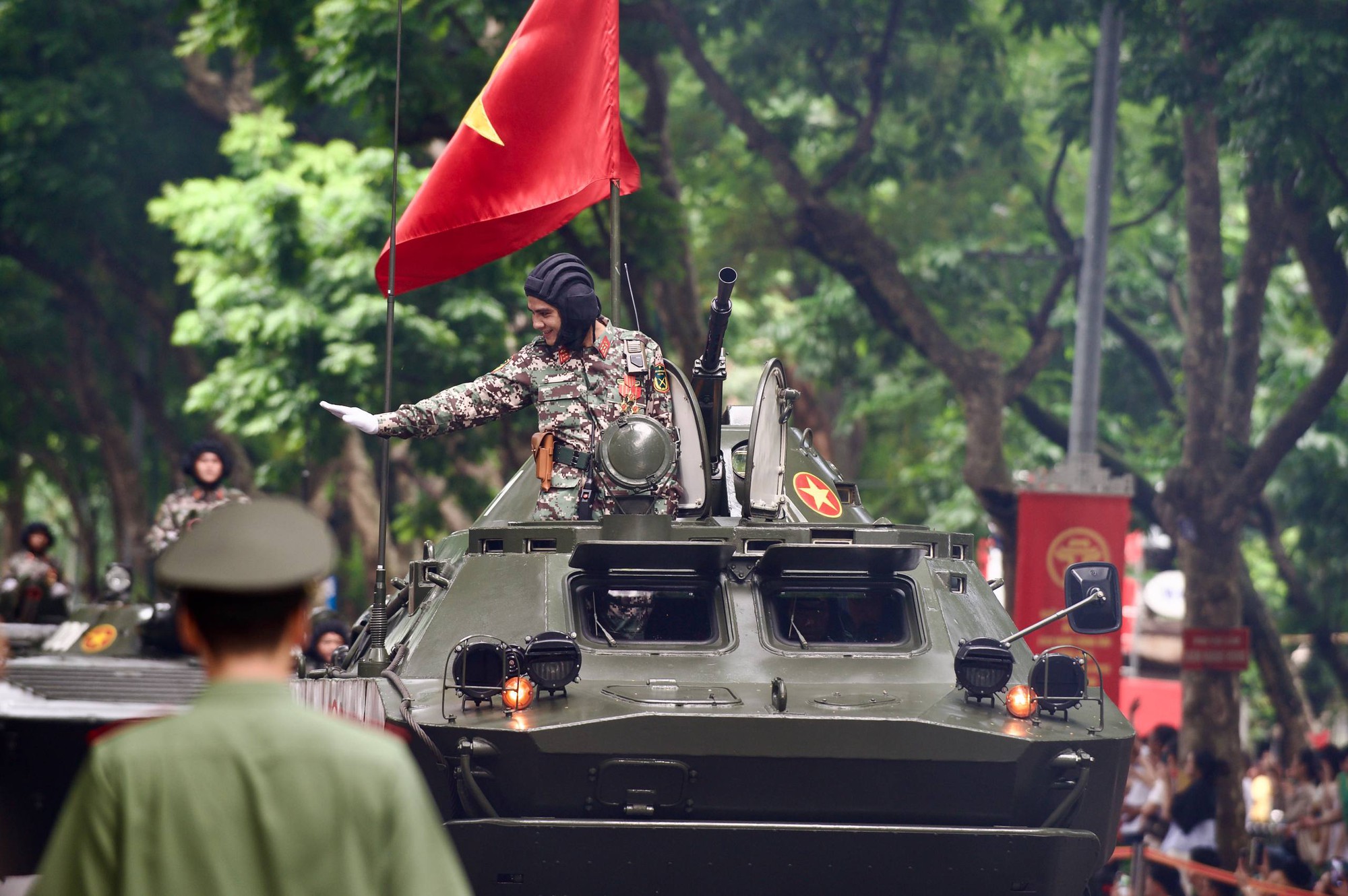 Choáng ngợp hình ảnh Su-30MK2, Yak-130 lần đầu thả bẫy nhiệt và dàn vũ khí, khí tài tại Lễ tổng duyệt A80- Ảnh 6.