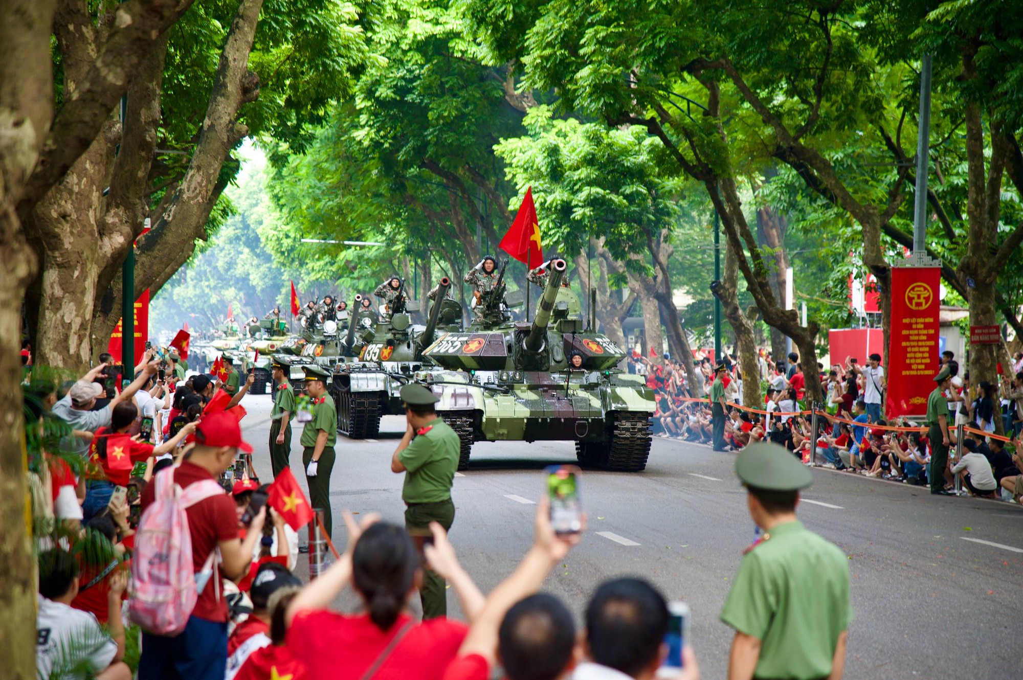 Choáng ngợp hình ảnh Su-30MK2, Yak-130 lần đầu thả bẫy nhiệt và dàn vũ khí, khí tài tại Lễ tổng duyệt A80- Ảnh 4.