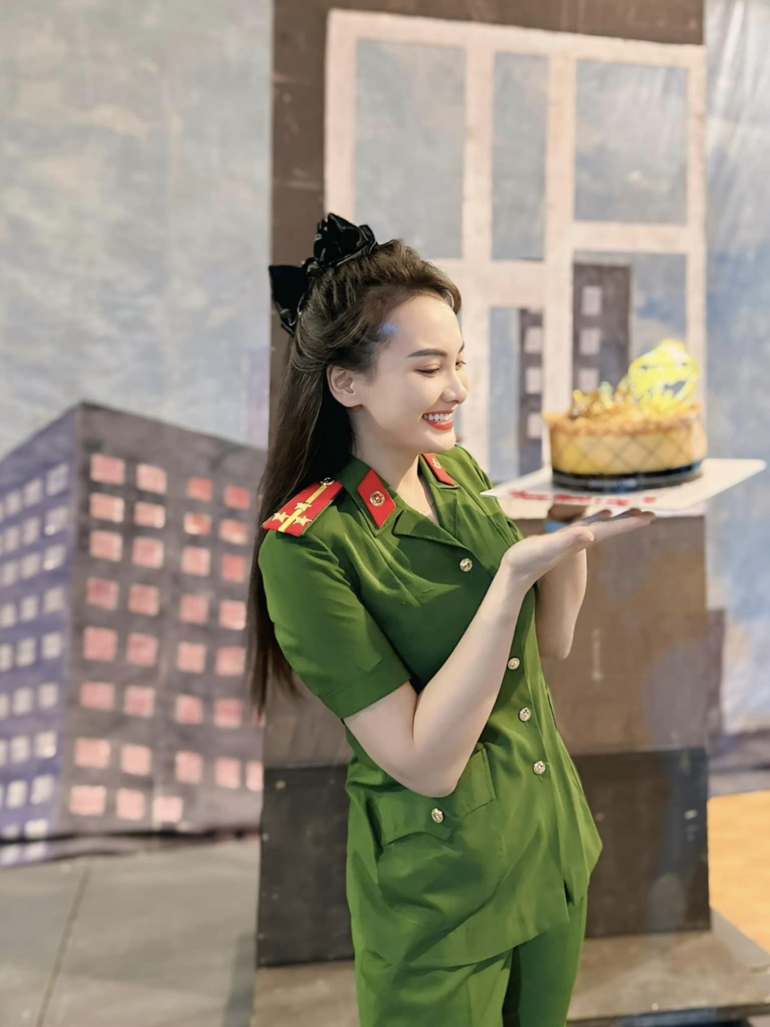 Nữ nghệ sĩ đình đám là thượng úy công an, sở hữu nhiều bất động sản, xe sang, được chồng cưng chiều- Ảnh 4. Nữ nghệ sĩ đình đám là thượng úy công an, sở hữu nhiều bất động sản, xe sang, được chồng cưng chiều- Ảnh 4.