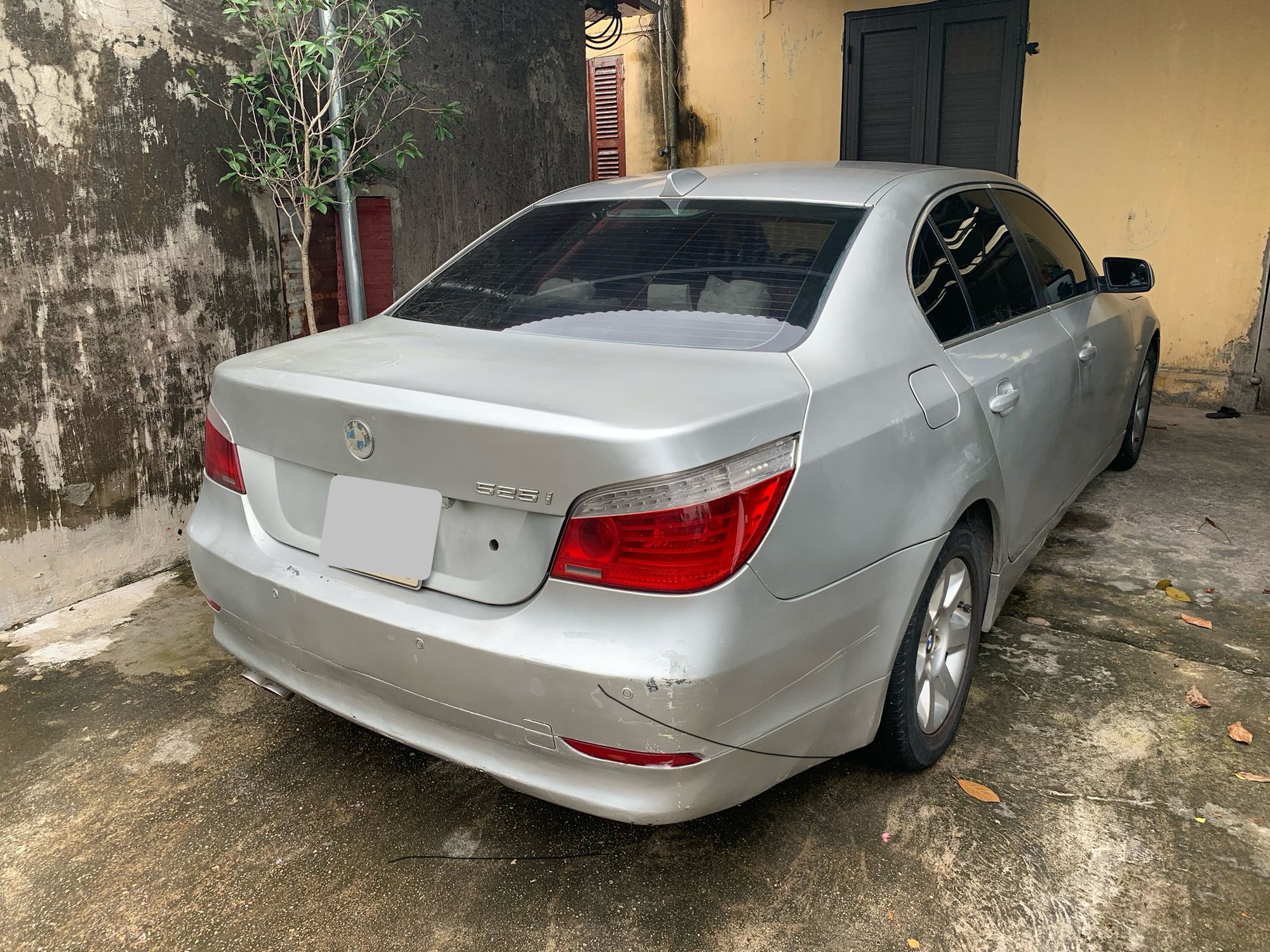 Rao BMW 5-Series 2004 chỉ 100 triệu đồng, người bán chia sẻ: 'Sơn ngoại thất xấu, hộp số bị lỗi'- Ảnh 4.