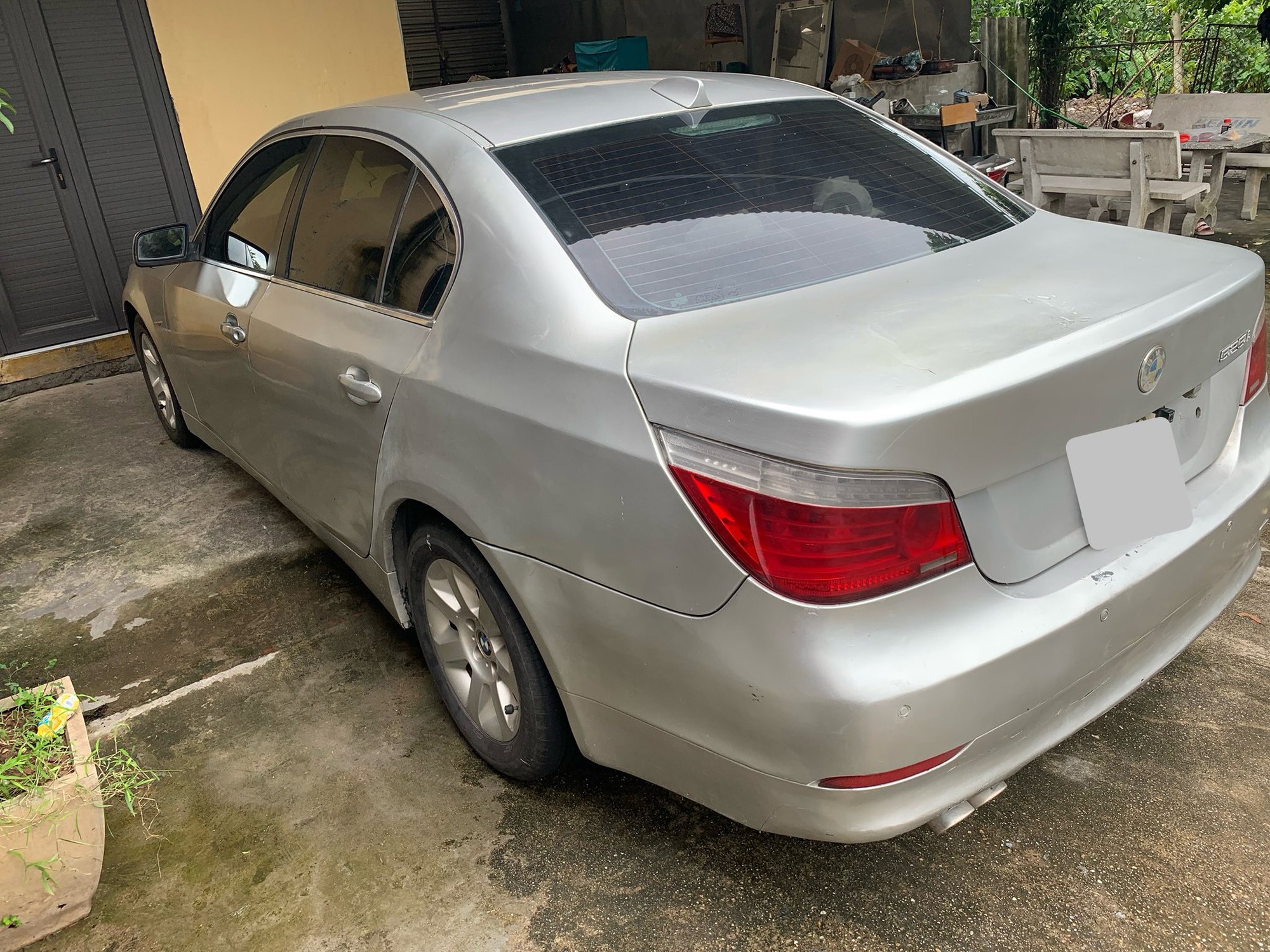 Rao BMW 5-Series 2004 chỉ 100 triệu đồng, người bán chia sẻ: 'Sơn ngoại thất xấu, hộp số bị lỗi'- Ảnh 3.