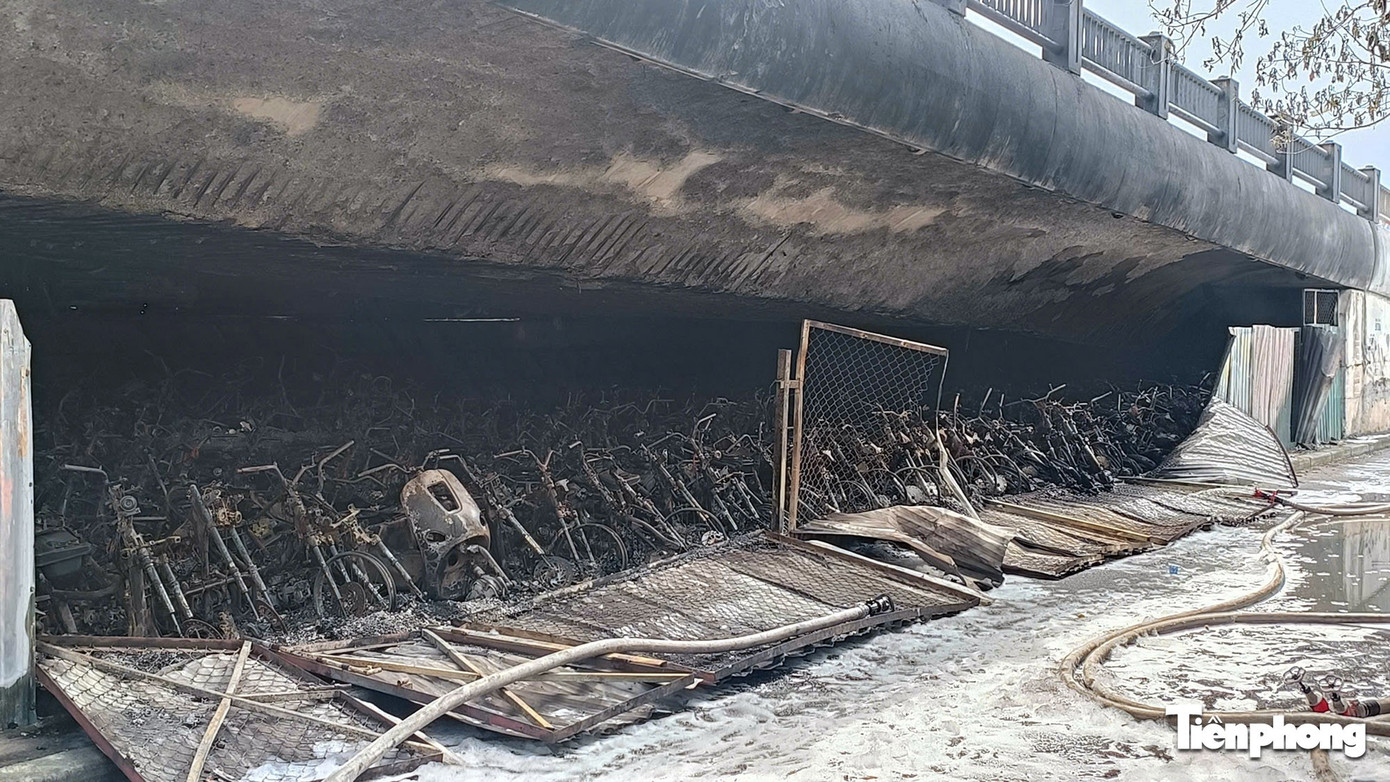 Cận cảnh hàng trăm xe máy bị lửa thiêu rụi trong bãi xe dưới cầu Vĩnh Tuy- Ảnh 13.