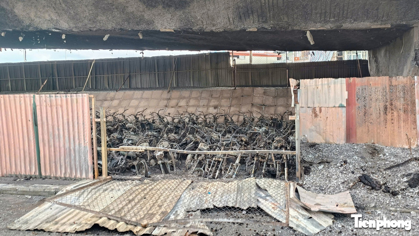 Cận cảnh hàng trăm xe máy bị lửa thiêu rụi trong bãi xe dưới cầu Vĩnh Tuy- Ảnh 11.