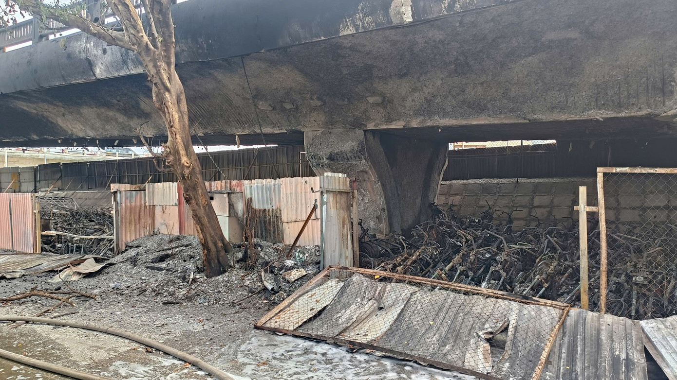 Cận cảnh hàng trăm xe máy bị lửa thiêu rụi trong bãi xe dưới cầu Vĩnh Tuy- Ảnh 5.