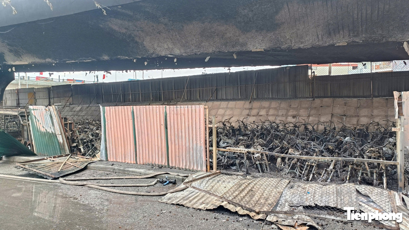 Cận cảnh hàng trăm xe máy bị lửa thiêu rụi trong bãi xe dưới cầu Vĩnh Tuy- Ảnh 6.