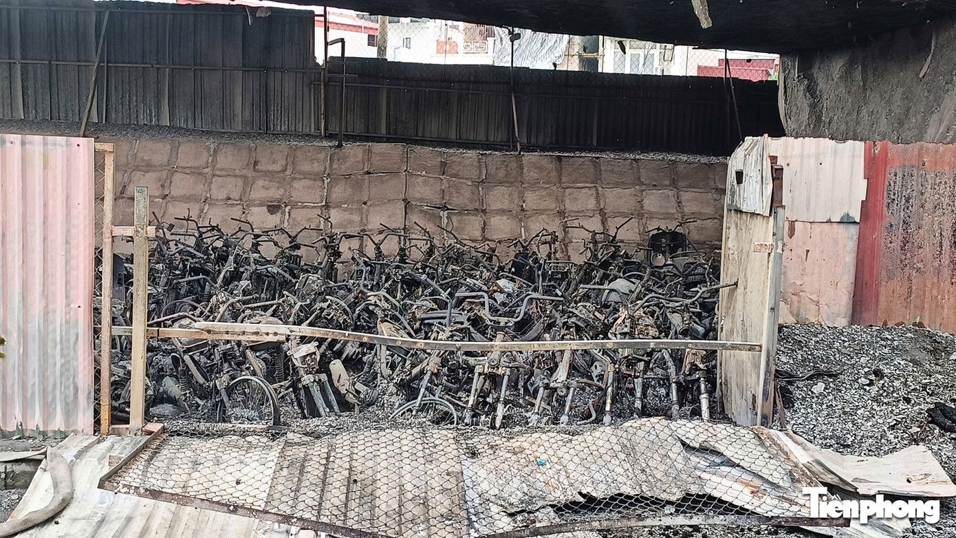 Cận cảnh hàng trăm xe máy bị lửa thiêu rụi trong bãi xe dưới cầu Vĩnh Tuy- Ảnh 7.
