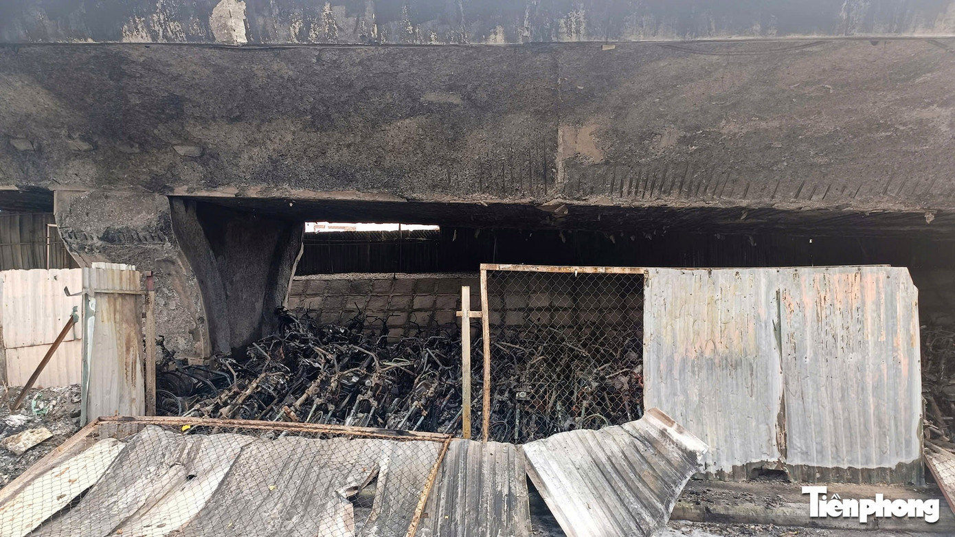 Cận cảnh hàng trăm xe máy bị lửa thiêu rụi trong bãi xe dưới cầu Vĩnh Tuy- Ảnh 10.