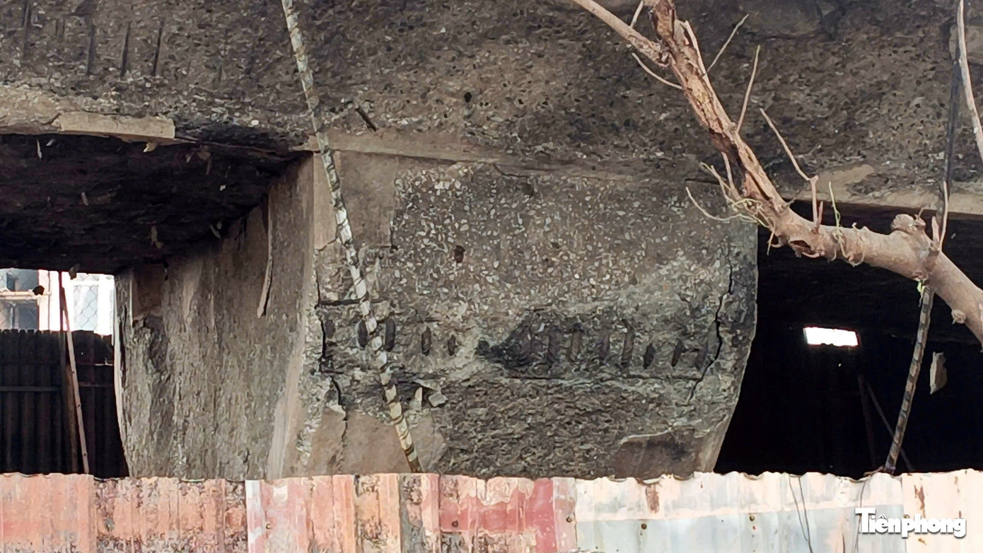 Cận cảnh hàng trăm xe máy bị lửa thiêu rụi trong bãi xe dưới cầu Vĩnh Tuy- Ảnh 8.