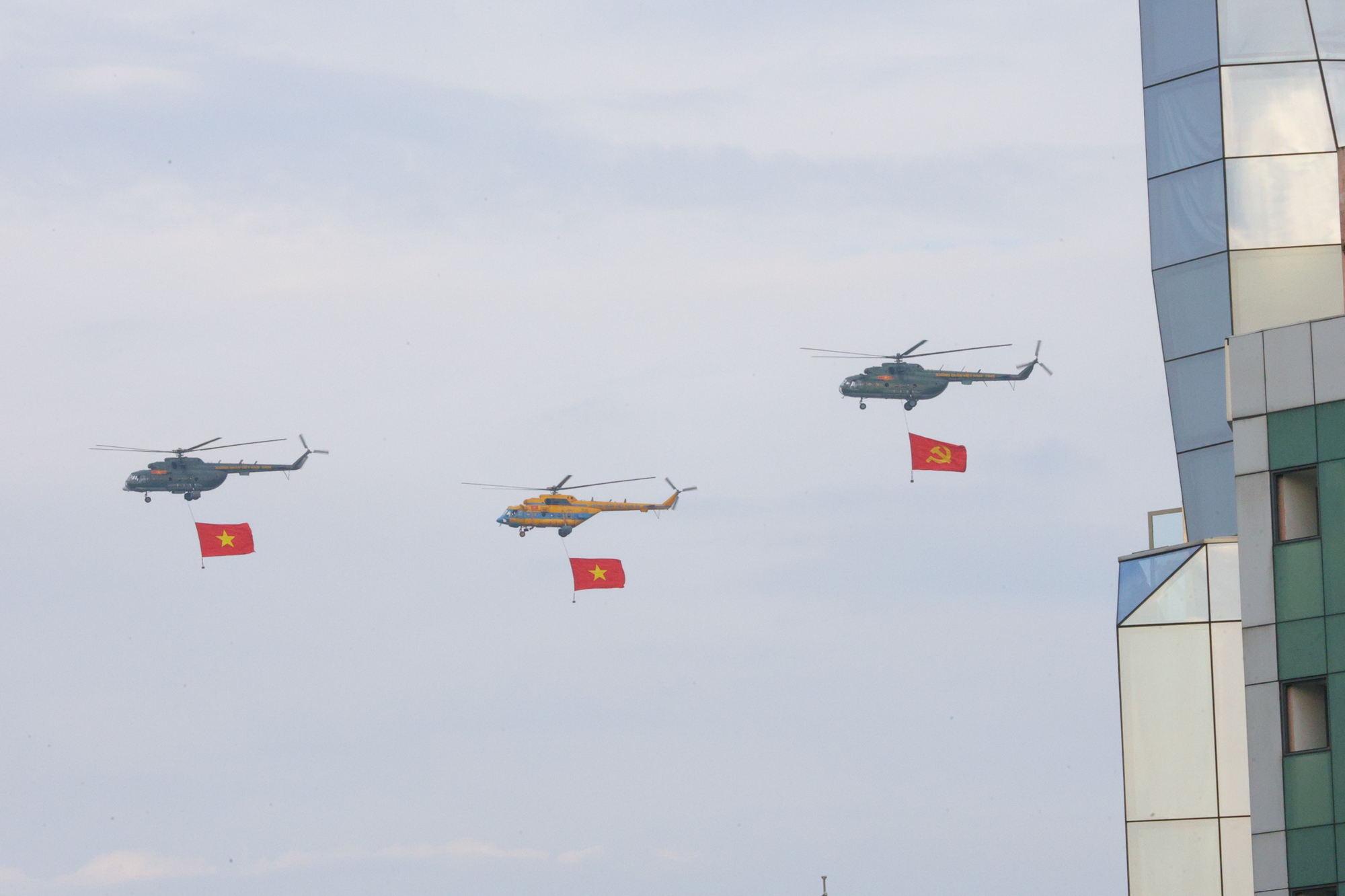 Choáng ngợp hình ảnh Su-30MK2, Yak-130 lần đầu thả bẫy nhiệt và dàn vũ khí, khí tài tại Lễ tổng duyệt A80- Ảnh 1.