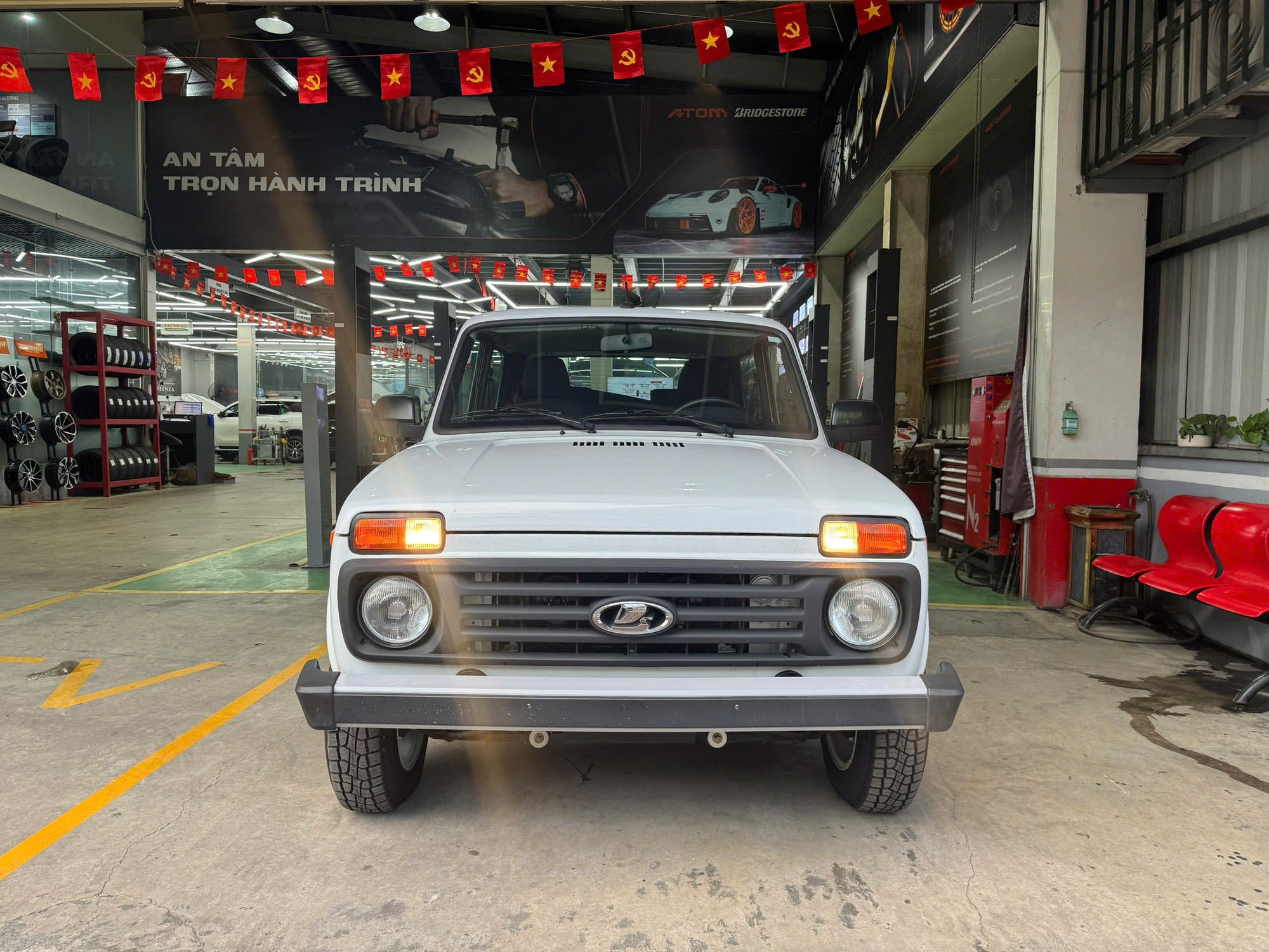 Cận cảnh Lada Niva Legend tại Việt Nam: Xe Nga đã xong đăng kiểm, SUV 2 cầu, nhìn cũ nhưng động cơ chuẩn Euro 5, giá dự kiến 390 triệu đồng, có thể bán ngay tháng sau- Ảnh 5. Cận cảnh Lada Niva Legend tại Việt Nam: Xe Nga đã xong đăng kiểm, SUV 2 cầu, nhìn cũ nhưng động cơ chuẩn Euro 5, giá dự kiến 390 triệu đồng, có thể bán ngay tháng sau- Ảnh 5.
