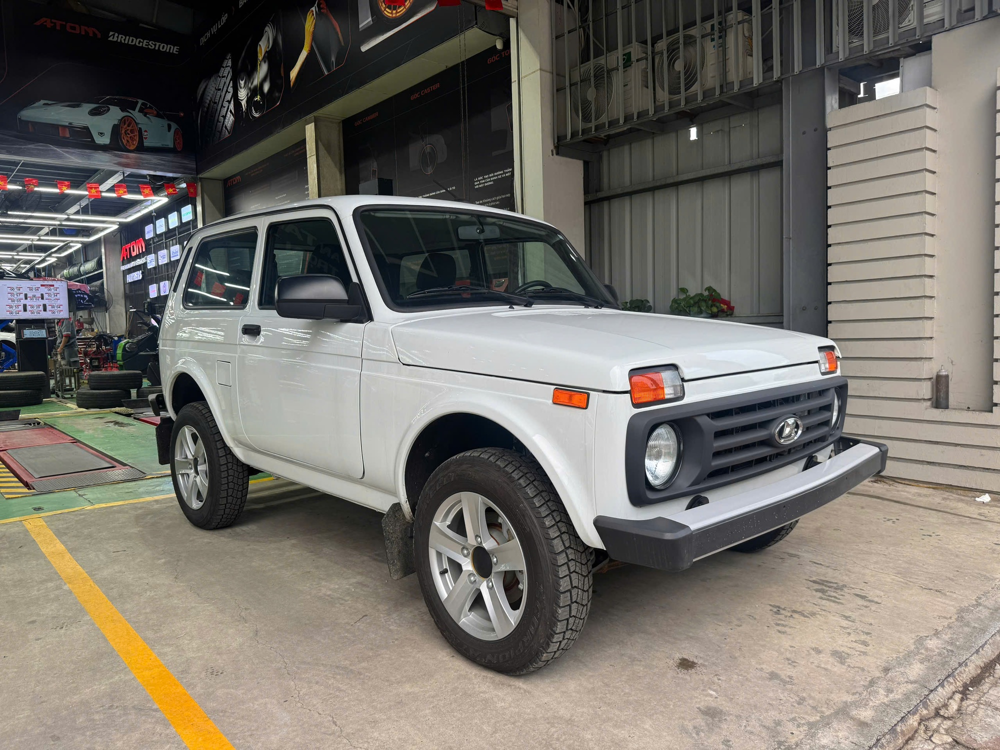 Cận cảnh Lada Niva Legend tại Việt Nam: Xe Nga đã xong đăng kiểm, SUV 2 cầu, nhìn cũ nhưng động cơ chuẩn Euro 5, giá dự kiến 390 triệu đồng, có thể bán ngay tháng sau- Ảnh 2. Cận cảnh Lada Niva Legend tại Việt Nam: Xe Nga đã xong đăng kiểm, SUV 2 cầu, nhìn cũ nhưng động cơ chuẩn Euro 5, giá dự kiến 390 triệu đồng, có thể bán ngay tháng sau- Ảnh 2.