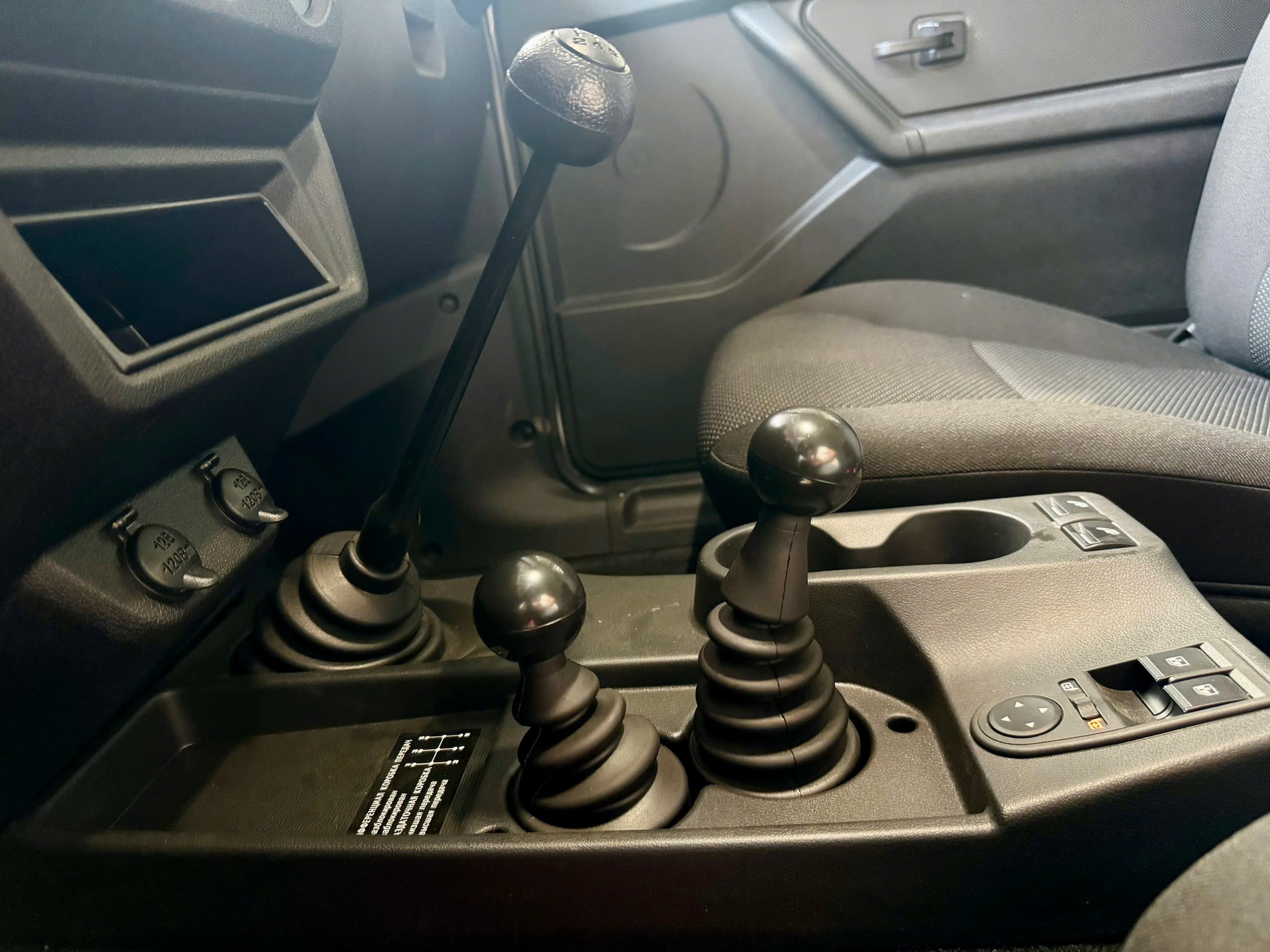 Cận cảnh Lada Niva Legend tại Việt Nam: Xe Nga đã xong đăng kiểm, SUV 2 cầu, nhìn cũ nhưng động cơ chuẩn Euro 5, giá dự kiến 390 triệu đồng, có thể bán ngay tháng sau- Ảnh 12. Cận cảnh Lada Niva Legend tại Việt Nam: Xe Nga đã xong đăng kiểm, SUV 2 cầu, nhìn cũ nhưng động cơ chuẩn Euro 5, giá dự kiến 390 triệu đồng, có thể bán ngay tháng sau- Ảnh 12.