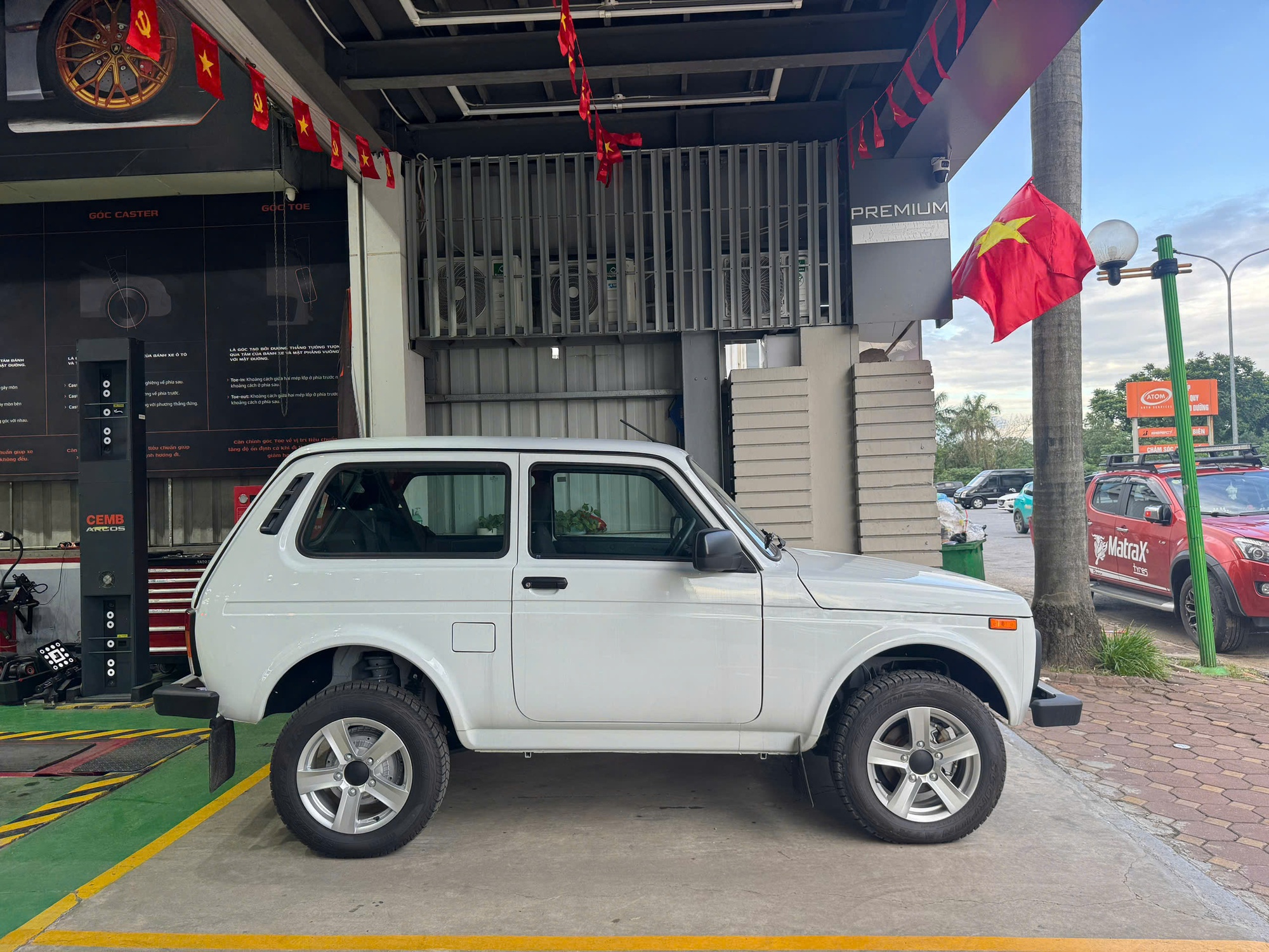 Cận cảnh Lada Niva Legend tại Việt Nam: Xe Nga đã xong đăng kiểm, SUV 2 cầu, nhìn cũ nhưng động cơ chuẩn Euro 5, giá dự kiến 390 triệu đồng, có thể bán ngay tháng sau- Ảnh 7. Cận cảnh Lada Niva Legend tại Việt Nam: Xe Nga đã xong đăng kiểm, SUV 2 cầu, nhìn cũ nhưng động cơ chuẩn Euro 5, giá dự kiến 390 triệu đồng, có thể bán ngay tháng sau- Ảnh 7.