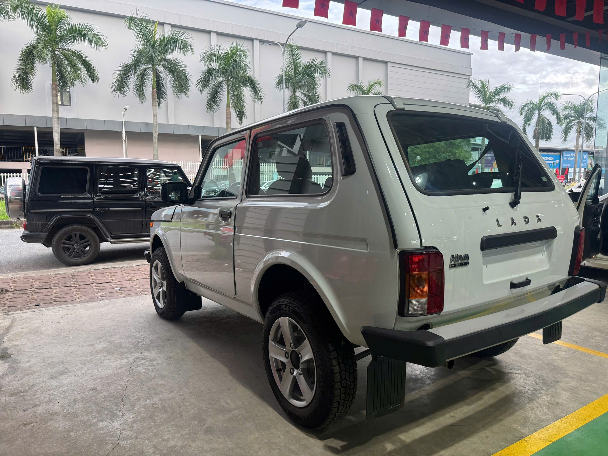 Cận cảnh Lada Niva Legend tại Việt Nam: Xe Nga đã xong đăng kiểm, SUV 2 cầu, nhìn cũ nhưng động cơ chuẩn Euro 5, giá dự kiến 390 triệu đồng, có thể bán ngay tháng sau- Ảnh 6. Cận cảnh Lada Niva Legend tại Việt Nam: Xe Nga đã xong đăng kiểm, SUV 2 cầu, nhìn cũ nhưng động cơ chuẩn Euro 5, giá dự kiến 390 triệu đồng, có thể bán ngay tháng sau- Ảnh 6.