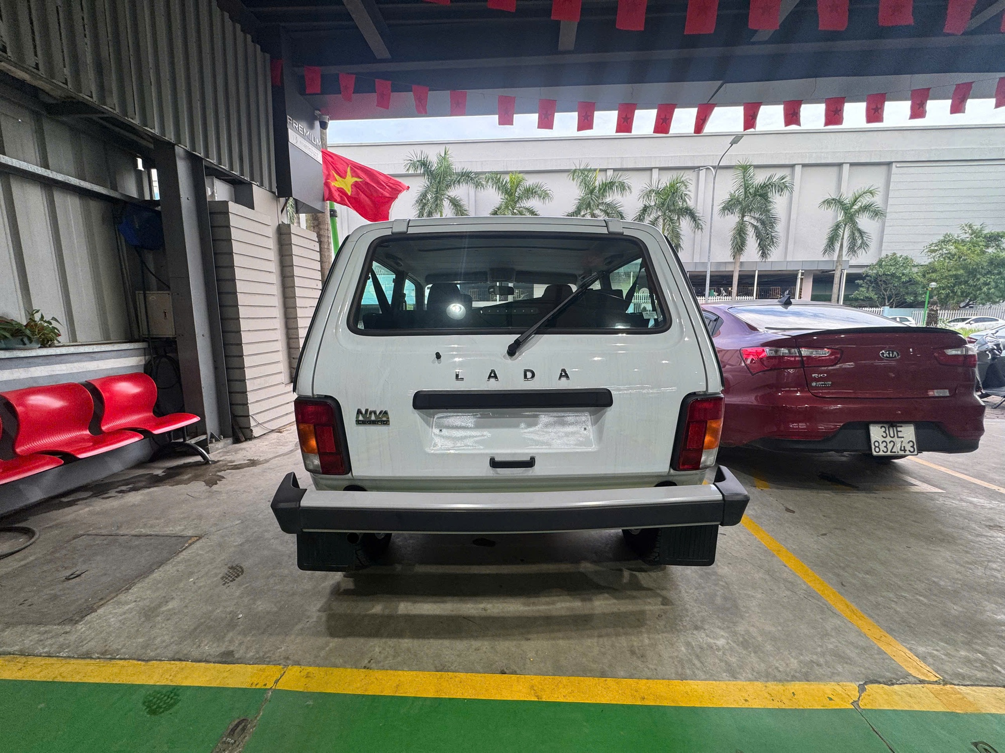 Cận cảnh Lada Niva Legend tại Việt Nam: Xe Nga đã xong đăng kiểm, SUV 2 cầu, nhìn cũ nhưng động cơ chuẩn Euro 5, giá dự kiến 390 triệu đồng, có thể bán ngay tháng sau- Ảnh 8. Cận cảnh Lada Niva Legend tại Việt Nam: Xe Nga đã xong đăng kiểm, SUV 2 cầu, nhìn cũ nhưng động cơ chuẩn Euro 5, giá dự kiến 390 triệu đồng, có thể bán ngay tháng sau- Ảnh 8.