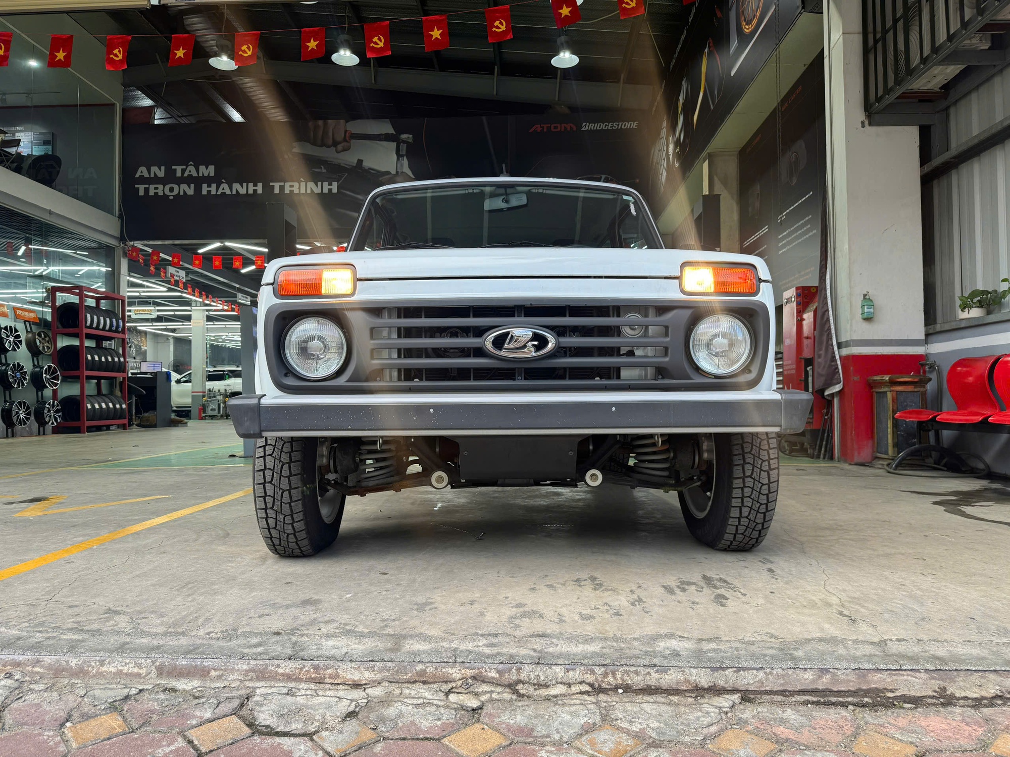 Cận cảnh Lada Niva Legend tại Việt Nam: Xe Nga đã xong đăng kiểm, SUV 2 cầu, nhìn cũ nhưng động cơ chuẩn Euro 5, giá dự kiến 390 triệu đồng, có thể bán ngay tháng sau- Ảnh 9. Cận cảnh Lada Niva Legend tại Việt Nam: Xe Nga đã xong đăng kiểm, SUV 2 cầu, nhìn cũ nhưng động cơ chuẩn Euro 5, giá dự kiến 390 triệu đồng, có thể bán ngay tháng sau- Ảnh 9.