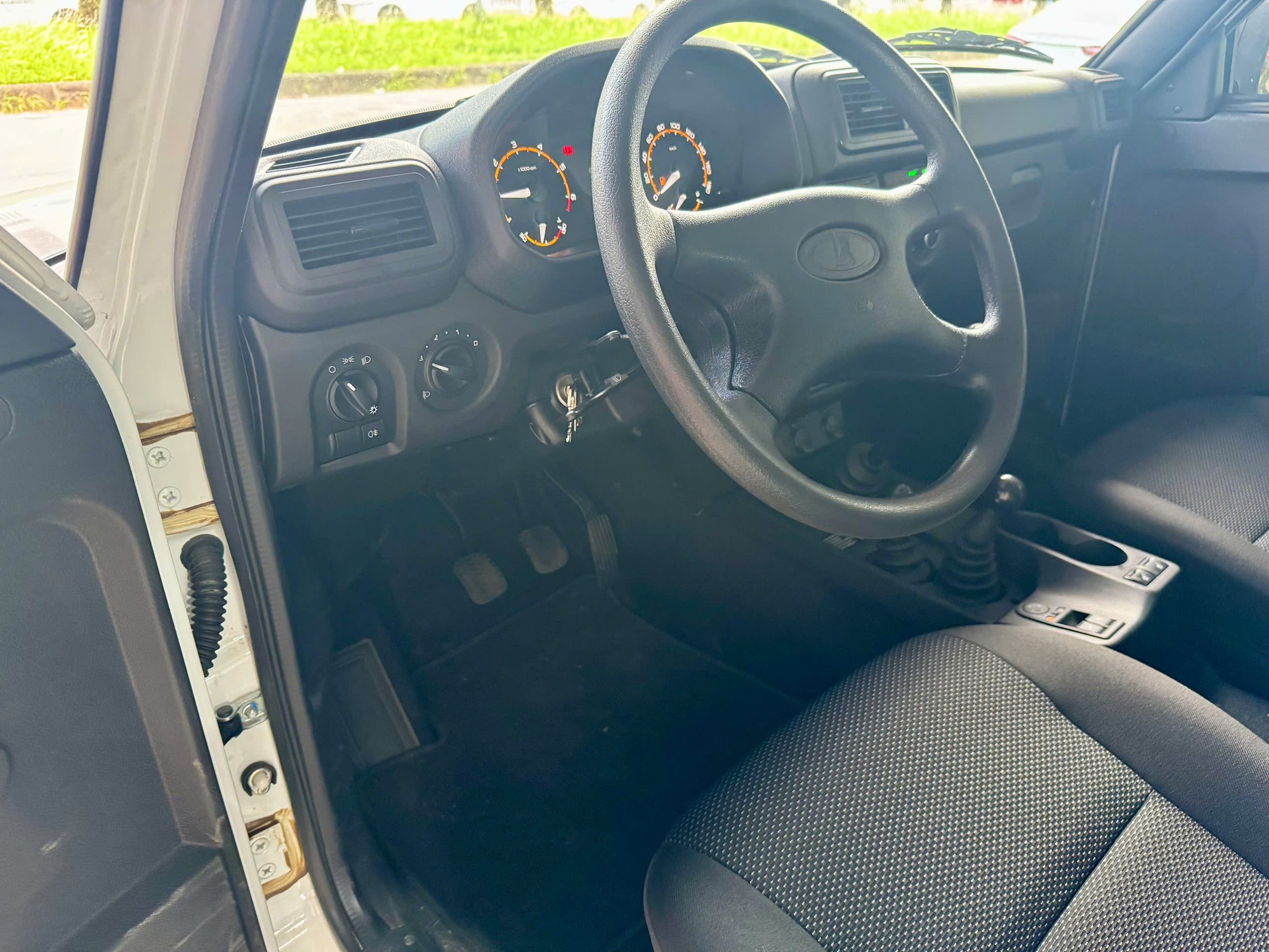 Cận cảnh Lada Niva Legend tại Việt Nam: Xe Nga đã xong đăng kiểm, SUV 2 cầu, nhìn cũ nhưng động cơ chuẩn Euro 5, giá dự kiến 390 triệu đồng, có thể bán ngay tháng sau- Ảnh 10. Cận cảnh Lada Niva Legend tại Việt Nam: Xe Nga đã xong đăng kiểm, SUV 2 cầu, nhìn cũ nhưng động cơ chuẩn Euro 5, giá dự kiến 390 triệu đồng, có thể bán ngay tháng sau- Ảnh 10.