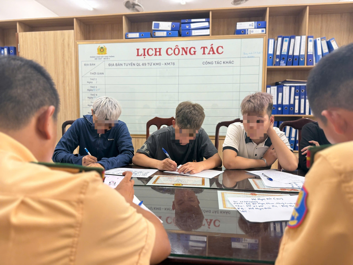 Công an làm việc với phụ huynh và nhóm học sinh lớp 11 chạy xe lạng lách, mang hung khí- Ảnh 1.