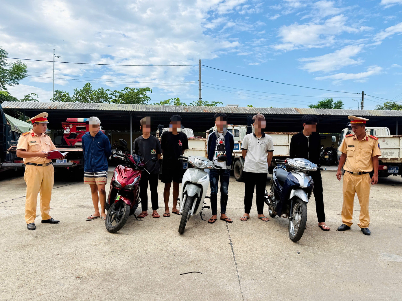 Công an làm việc với phụ huynh và nhóm học sinh lớp 11 chạy xe lạng lách, mang hung khí- Ảnh 2.