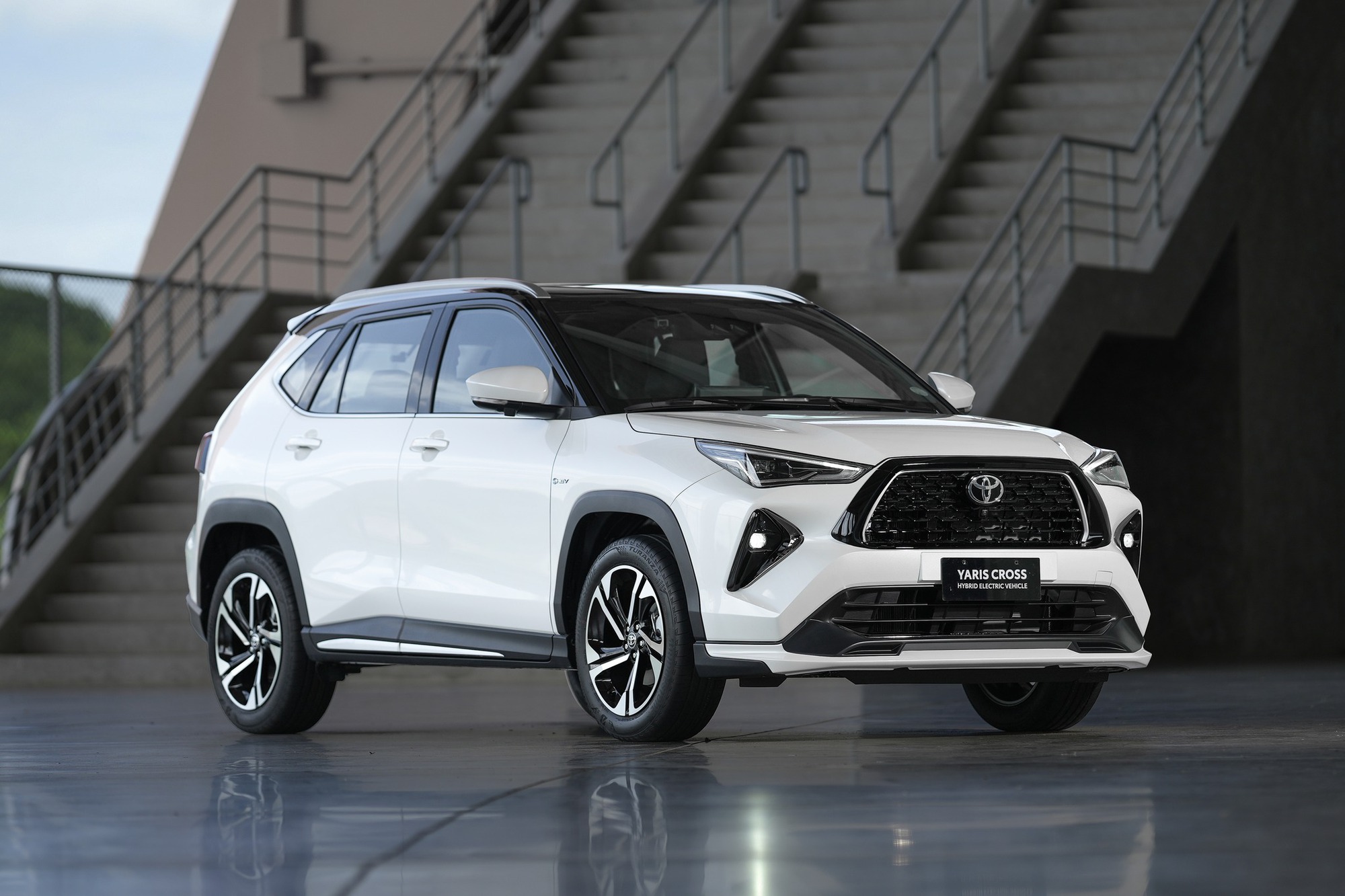 Toyota Yaris Cross thêm bản thể thao mới: Bodykit hầm hố, cánh gió lớn, gương tích hợp màn hình như Range Rover- Ảnh 2.