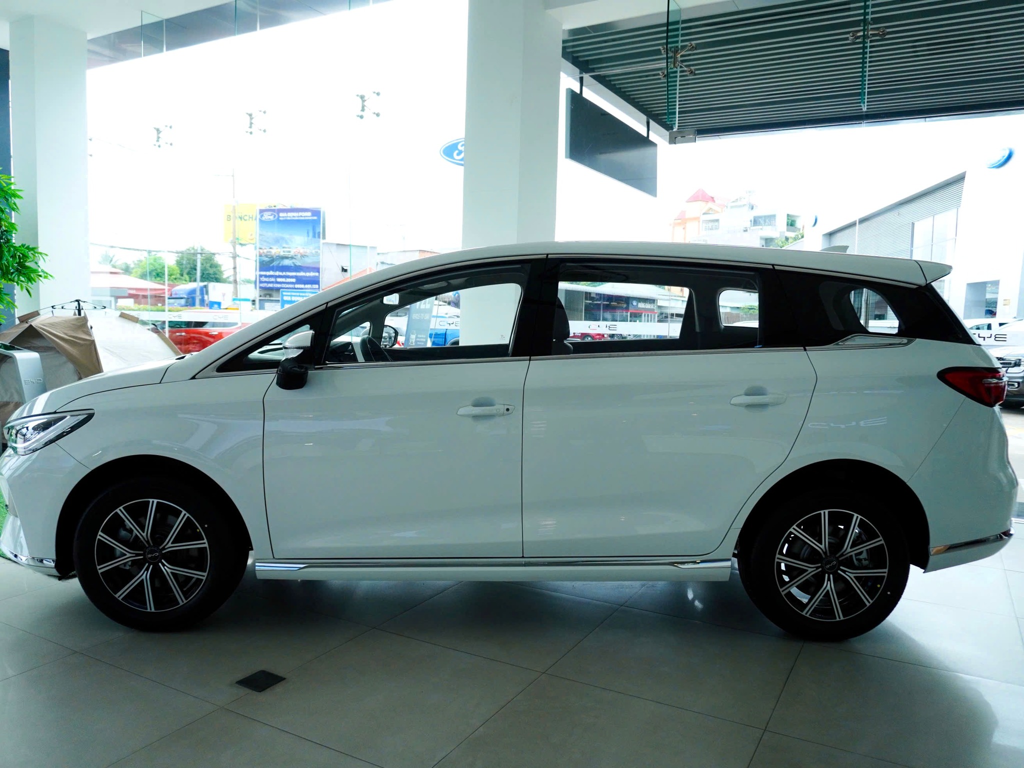 Kèo xe điện dịch vụ căng nhất lúc này: VinFast Limo Green vs BYD M6, bảng này giúp bạn chốt đơn dễ dàng hơn- Ảnh 12.