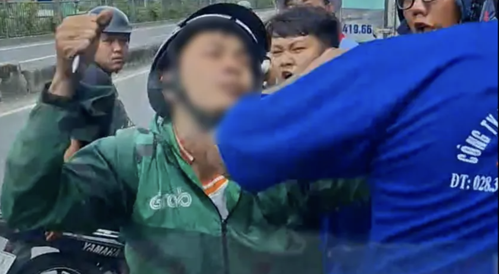 Lý do người đàn ông chặn ô tô, dùng gậy sắt đập kính chiếu hậu- Ảnh 1. Lý do người đàn ông chặn ô tô, dùng gậy sắt đập kính chiếu hậu- Ảnh 1.