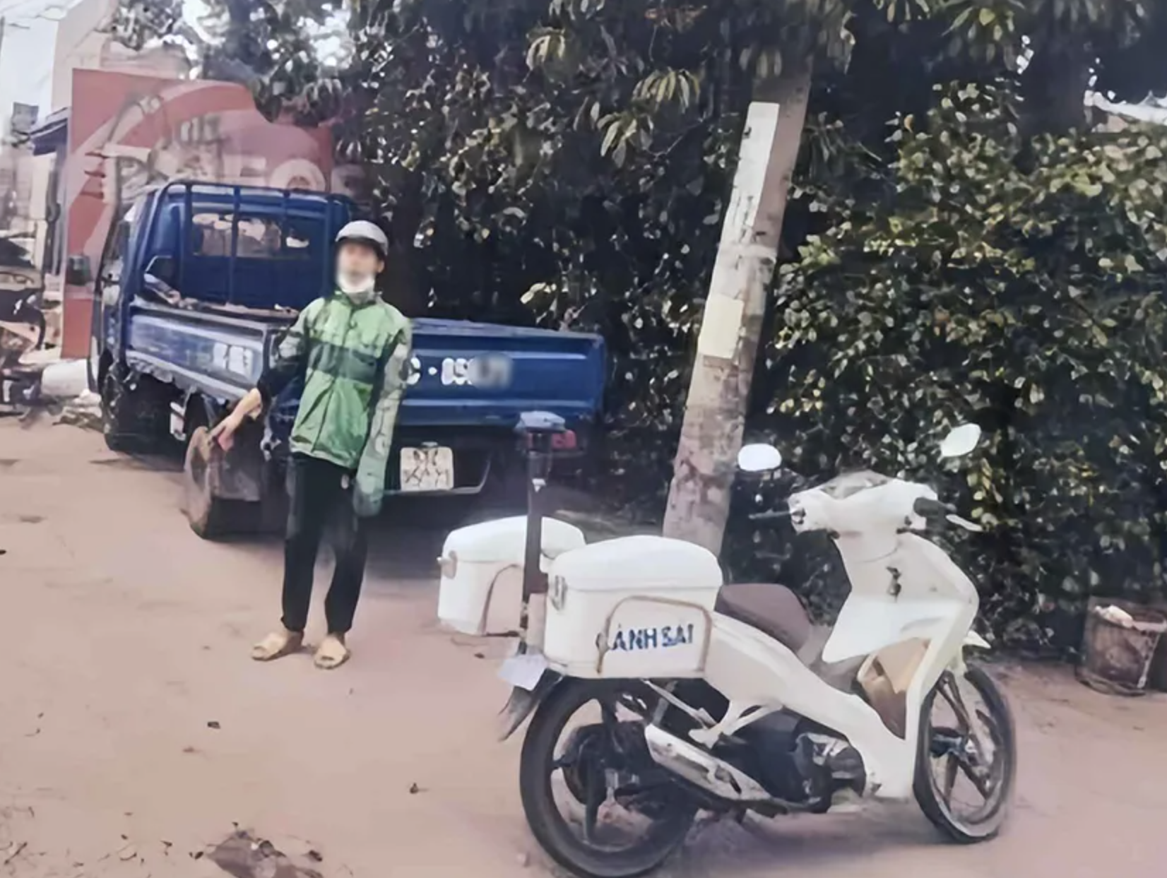 Lý do người đàn ông chặn ô tô, dùng gậy sắt đập kính chiếu hậu- Ảnh 2. Lý do người đàn ông chặn ô tô, dùng gậy sắt đập kính chiếu hậu- Ảnh 2.