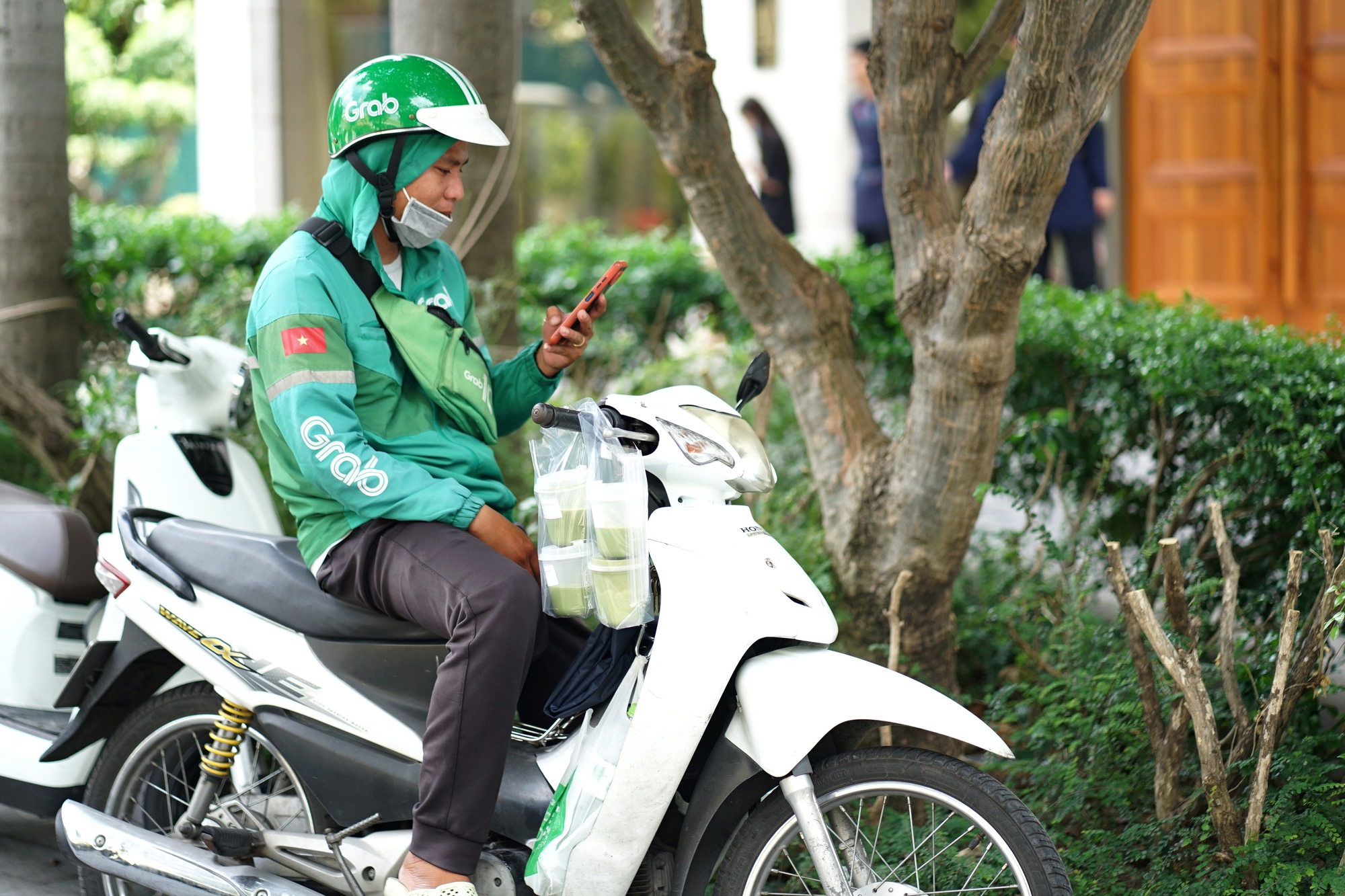 Rục rịch bỏ xe xăng chạy xe điện nhưng các bác tài vẫn lăn tăn trăm mối: Muốn lắm mà vẫn chưa dám!- Ảnh 2. Rục rịch bỏ xe xăng chạy xe điện nhưng các bác tài vẫn lăn tăn trăm mối: Muốn lắm mà vẫn chưa dám!- Ảnh 2.