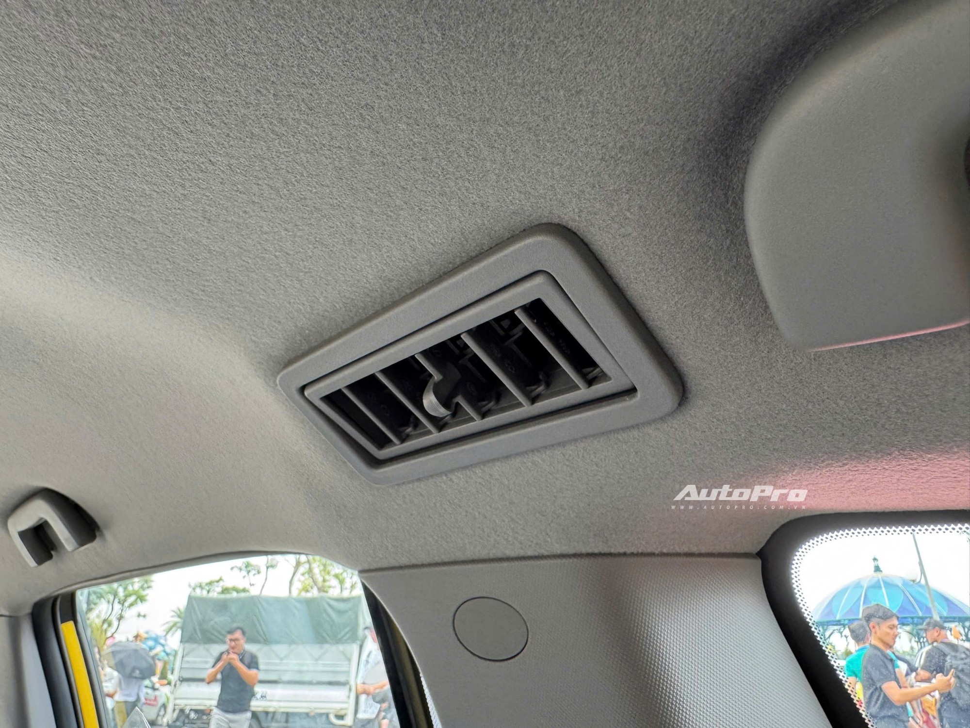 Ngồi thực tế 3 hàng ghế VinFast Limo Green: Tư thế dễ chịu, không gian vừa đủ, có cửa gió độc lập- Ảnh 10. Ngồi thực tế 3 hàng ghế VinFast Limo Green: Tư thế dễ chịu, không gian vừa đủ, có cửa gió độc lập- Ảnh 10.
