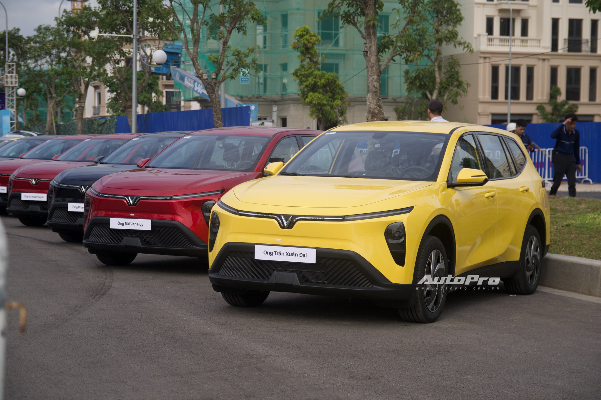 Ảnh thực tế VinFast Limo Green giá 749 triệu đồng đầu tiên bàn giao: 3 hàng ghế rộng thoáng, màn hình to nét, nhiều chi tiết cho thấy bản cá nhân sẽ còn wow hơn- Ảnh 2. Ảnh thực tế VinFast Limo Green giá 749 triệu đồng đầu tiên bàn giao: 3 hàng ghế rộng thoáng, màn hình to nét, nhiều chi tiết cho thấy bản cá nhân sẽ còn wow hơn- Ảnh 2.
