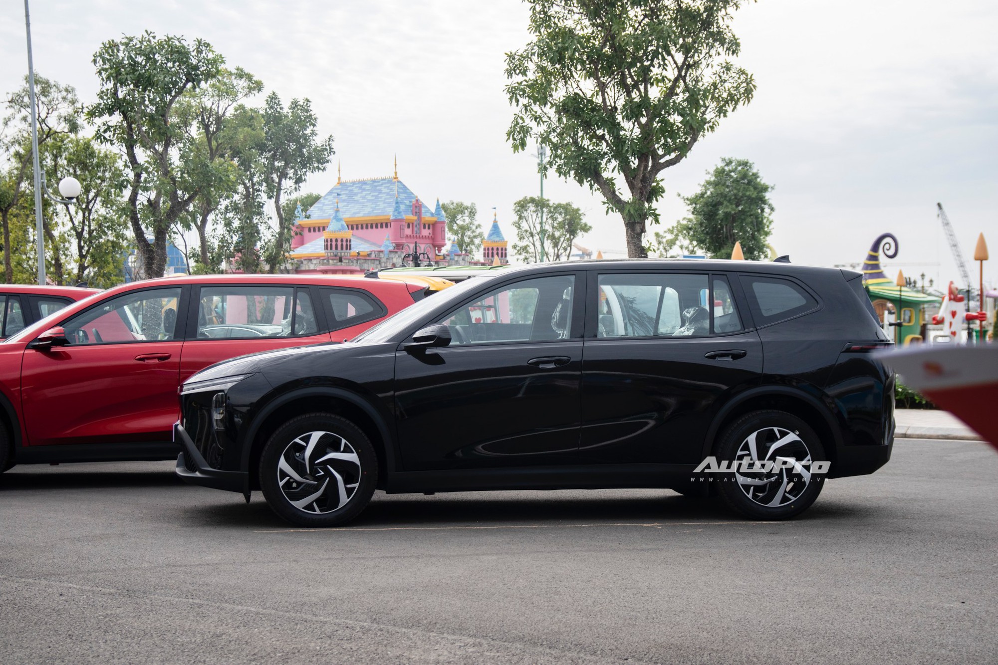 Ảnh thực tế VinFast Limo Green giá 749 triệu đồng đầu tiên bàn giao: 3 hàng ghế rộng thoáng, màn hình to nét, nhiều chi tiết cho thấy bản cá nhân sẽ còn wow hơn- Ảnh 14.