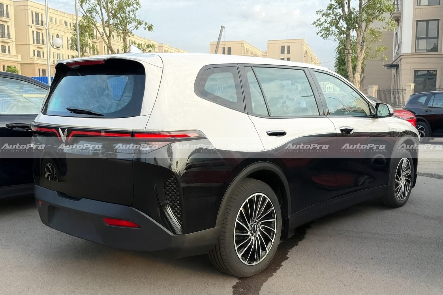 Độ VinFast Limo Green bằng loạt trang bị sang, xịn, mịn: Xe 'siêu base' hóa thành 'xe chủ tịch' chỉ trong phút mốt- Ảnh 15.