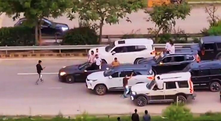 'Giang hồ mạng' xứ tỷ dân dàn hơn 20 xe sang chặn kín cao tốc chỉ để... quay 'tóp tóp'- Ảnh 2. 'Giang hồ mạng' xứ tỷ dân dàn hơn 20 xe sang chặn kín cao tốc chỉ để... quay 'tóp tóp'- Ảnh 2.