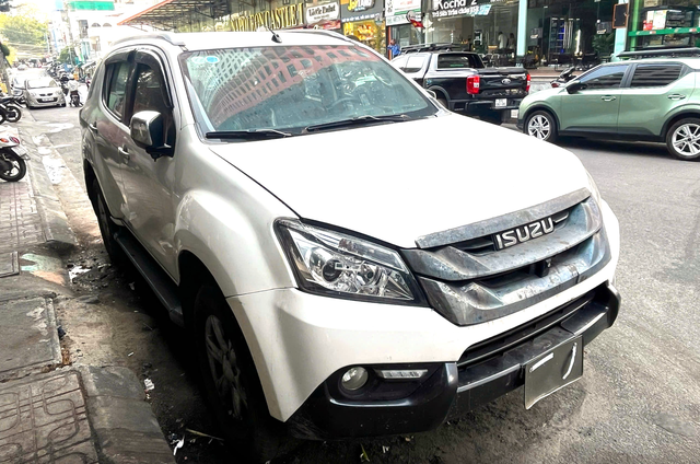 Xe hơi đắt tiền đậu bên đường cả năm không ai nhận ở Nha Trang: Lý do không tưởng- Ảnh 1. Xe hơi đắt tiền đậu bên đường cả năm không ai nhận ở Nha Trang: Lý do không tưởng- Ảnh 1.
