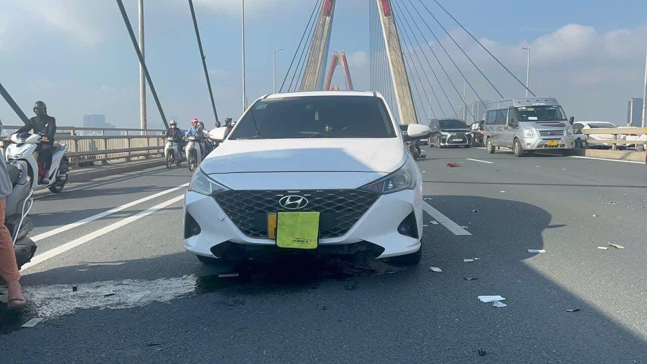 Người đàn ông nước ngòai tử vong trong vụ tai nạn giao thông trên cầu Nhật Tân- Ảnh 3. Người đàn ông nước ngòai tử vong trong vụ tai nạn giao thông trên cầu Nhật Tân- Ảnh 3.