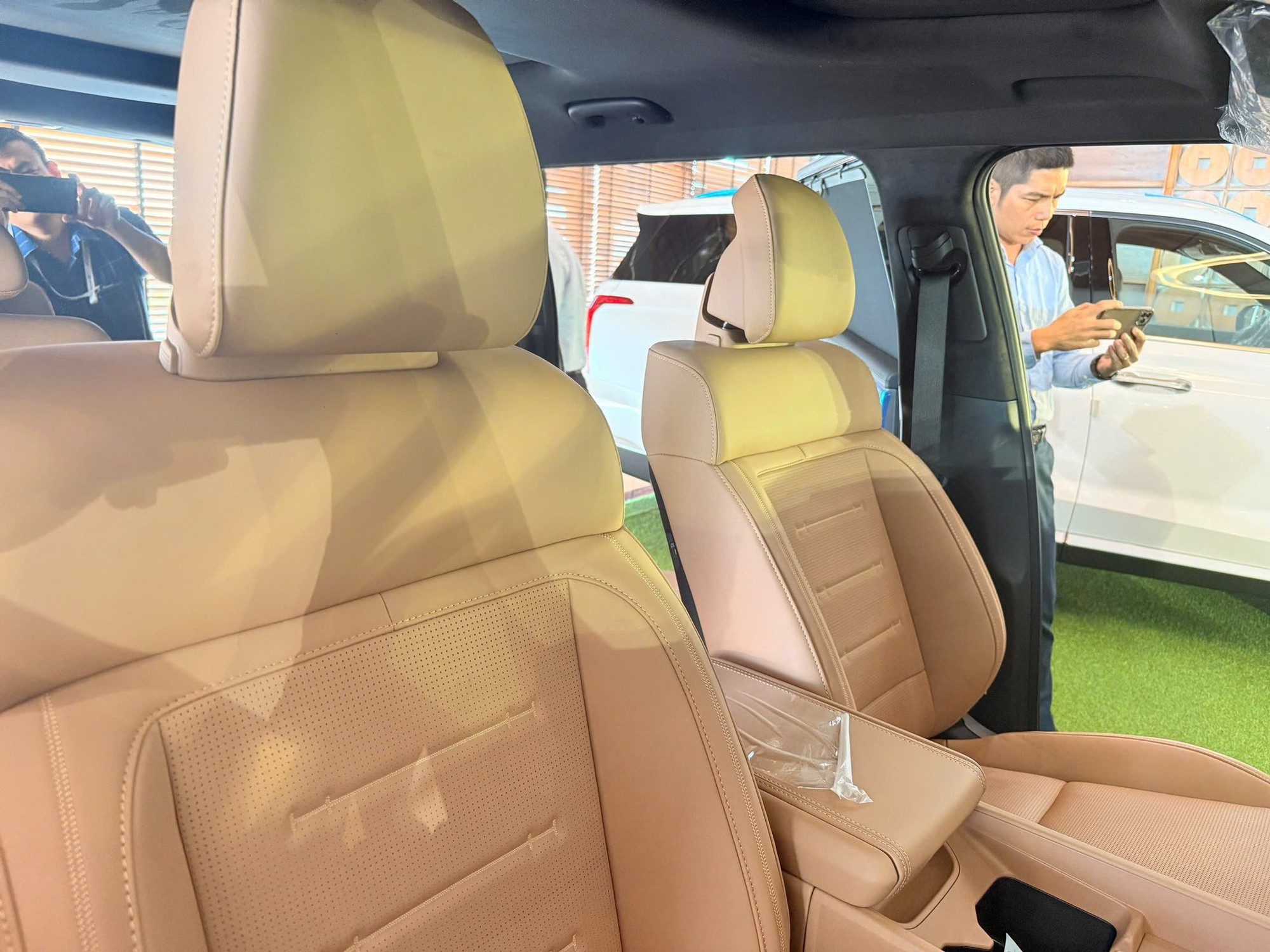 Hyundai Santa Fe làm mới nội thất tại Việt Nam: Không chỉ đổi màu da mà còn nhiều chi tiết khác- Ảnh 4.