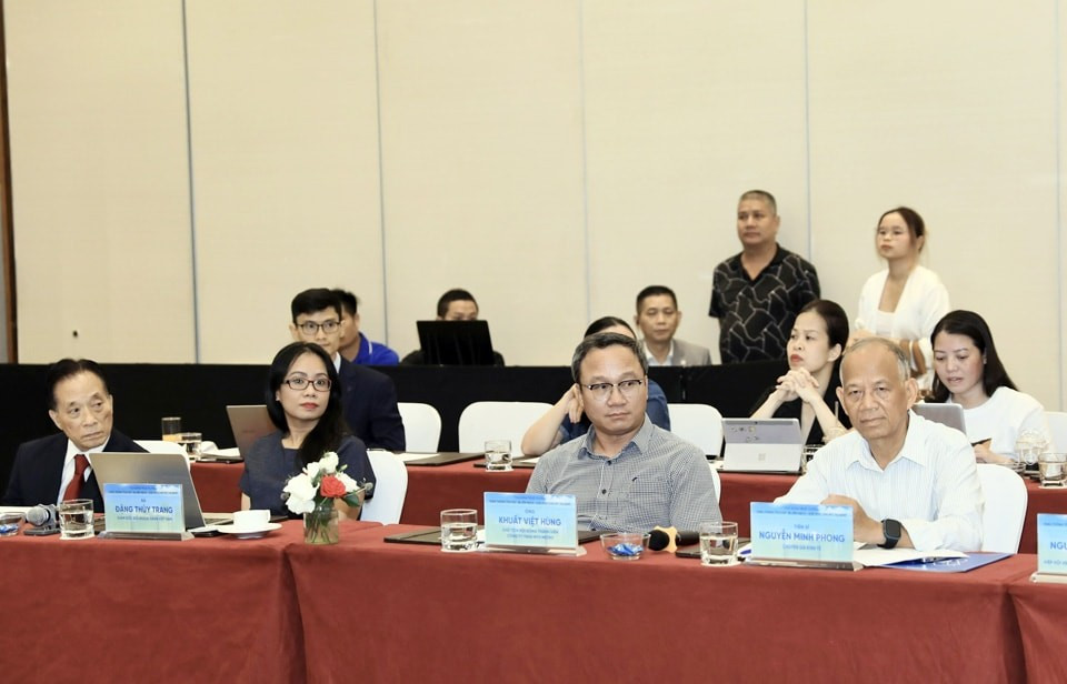 Hà Nội: Xe xăng thoái lui, giao thông công cộng liệu kịp tiến tới?