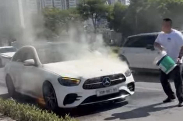 Ô tô Mercedes bốc cháy trên đường ở Hà Nội- Ảnh 1. Ô tô Mercedes bốc cháy trên đường ở Hà Nội- Ảnh 1.