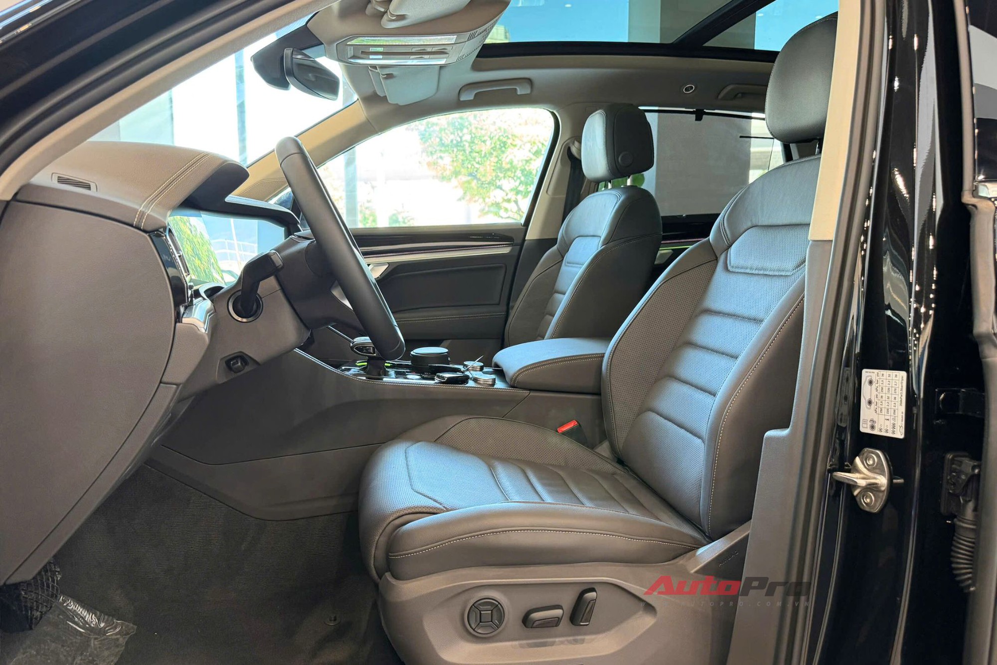 VW Touareg thêm 2 bản mới, đã về đại lý: Giá tới gần 3,4 tỷ đồng nhưng vẫn rẻ hơn Audi Q7 cả trăm triệu đồng, chưa có ADAS- Ảnh 22. VW Touareg thêm 2 bản mới, đã về đại lý: Giá tới gần 3,4 tỷ đồng nhưng vẫn rẻ hơn Audi Q7 cả trăm triệu đồng, chưa có ADAS- Ảnh 22.