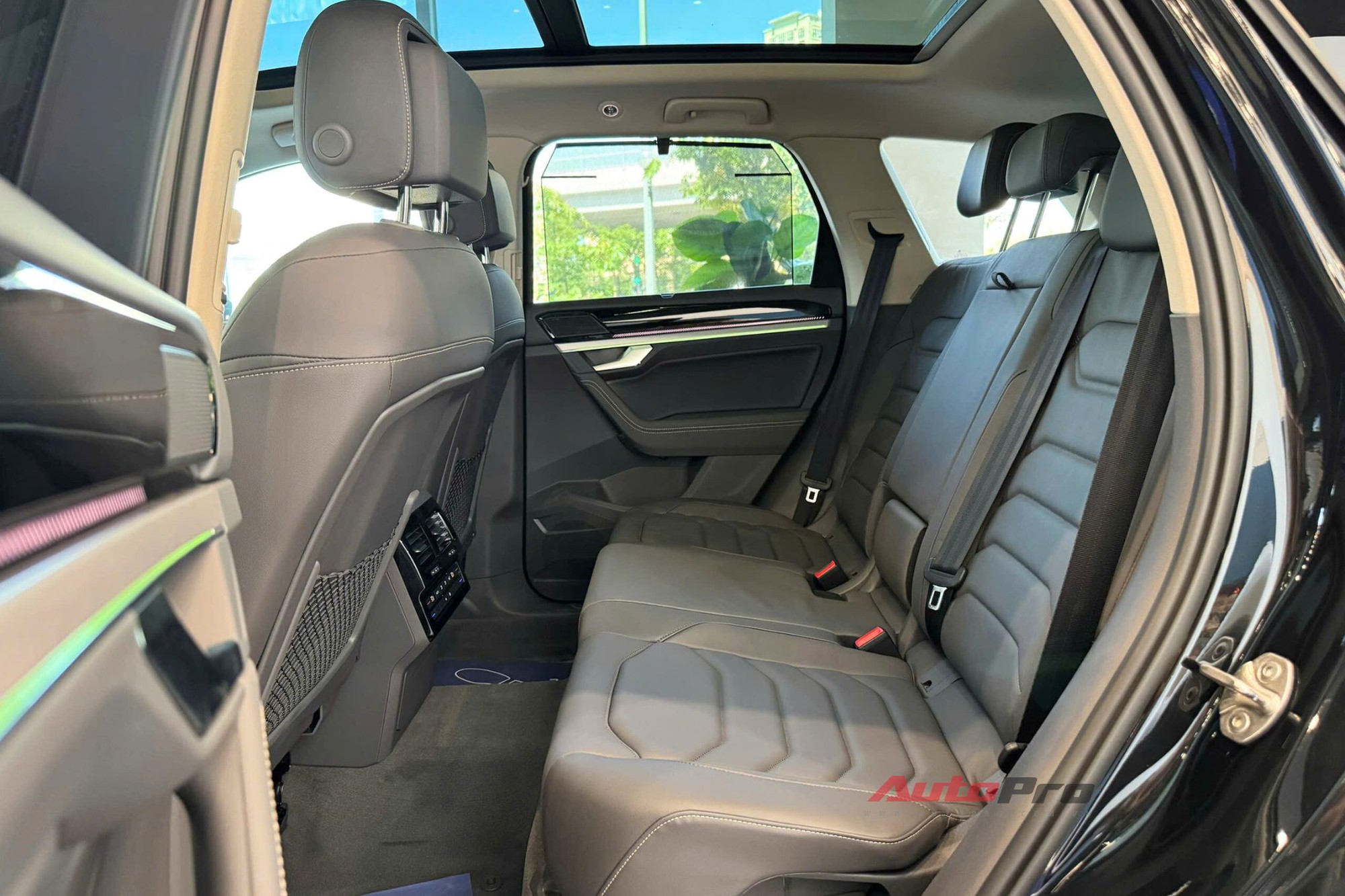 VW Touareg thêm 2 bản mới, đã về đại lý: Giá tới gần 3,4 tỷ đồng nhưng vẫn rẻ hơn Audi Q7 cả trăm triệu đồng, chưa có ADAS- Ảnh 23. VW Touareg thêm 2 bản mới, đã về đại lý: Giá tới gần 3,4 tỷ đồng nhưng vẫn rẻ hơn Audi Q7 cả trăm triệu đồng, chưa có ADAS- Ảnh 23.