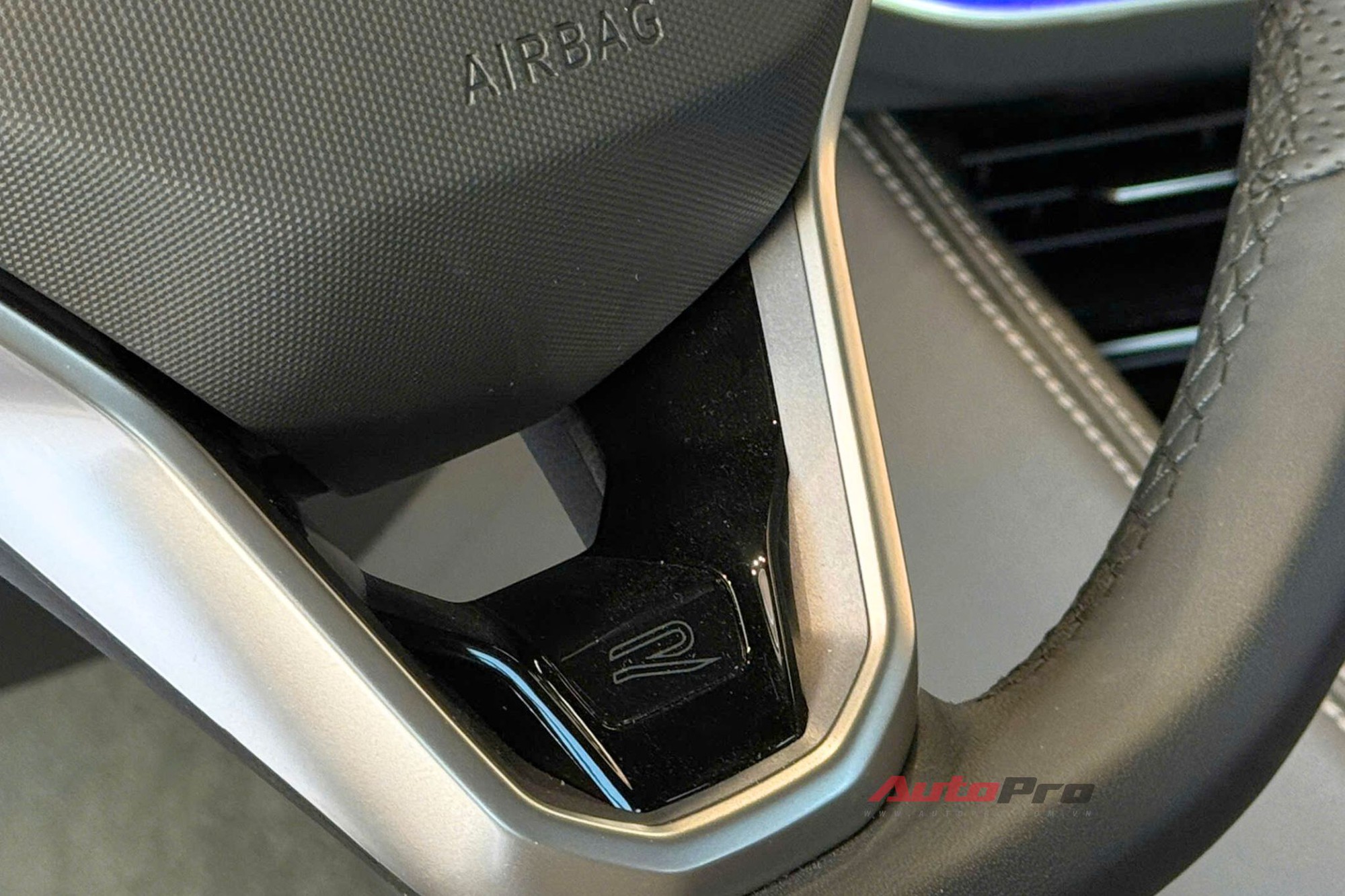 VW Touareg thêm 2 bản mới, đã về đại lý: Giá tới gần 3,4 tỷ đồng nhưng vẫn rẻ hơn Audi Q7 cả trăm triệu đồng, chưa có ADAS- Ảnh 9.