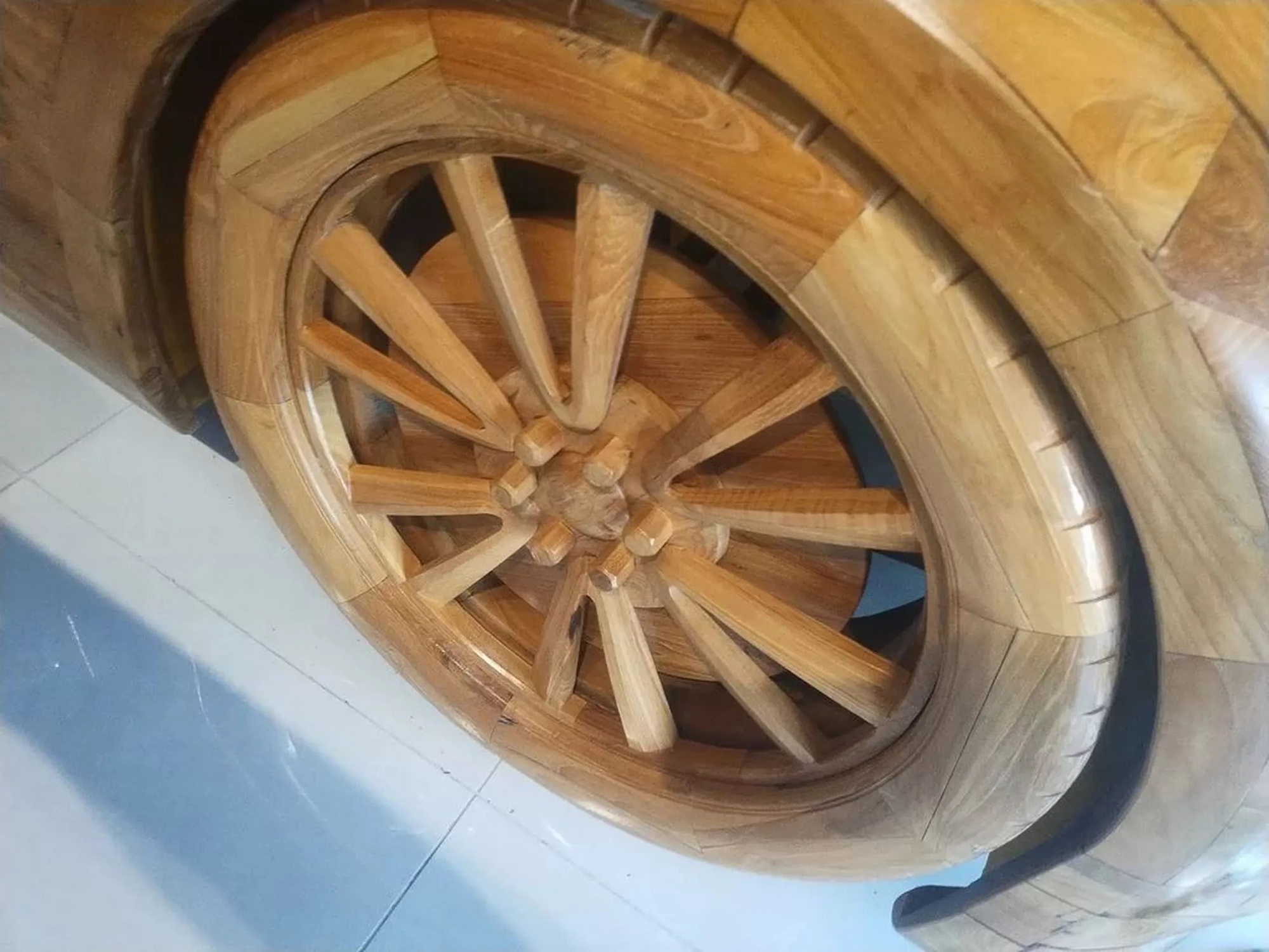 Chiếc Bentley gỗ này có giá quy đổi 2,6 tỷ đồng ngang xe thật: Tốn 3.000 giờ hoàn thiện, báo Tây so sánh giống với hàng Việt- Ảnh 8.